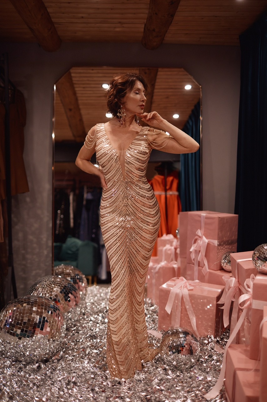 Золотое платье с украшением на плечах