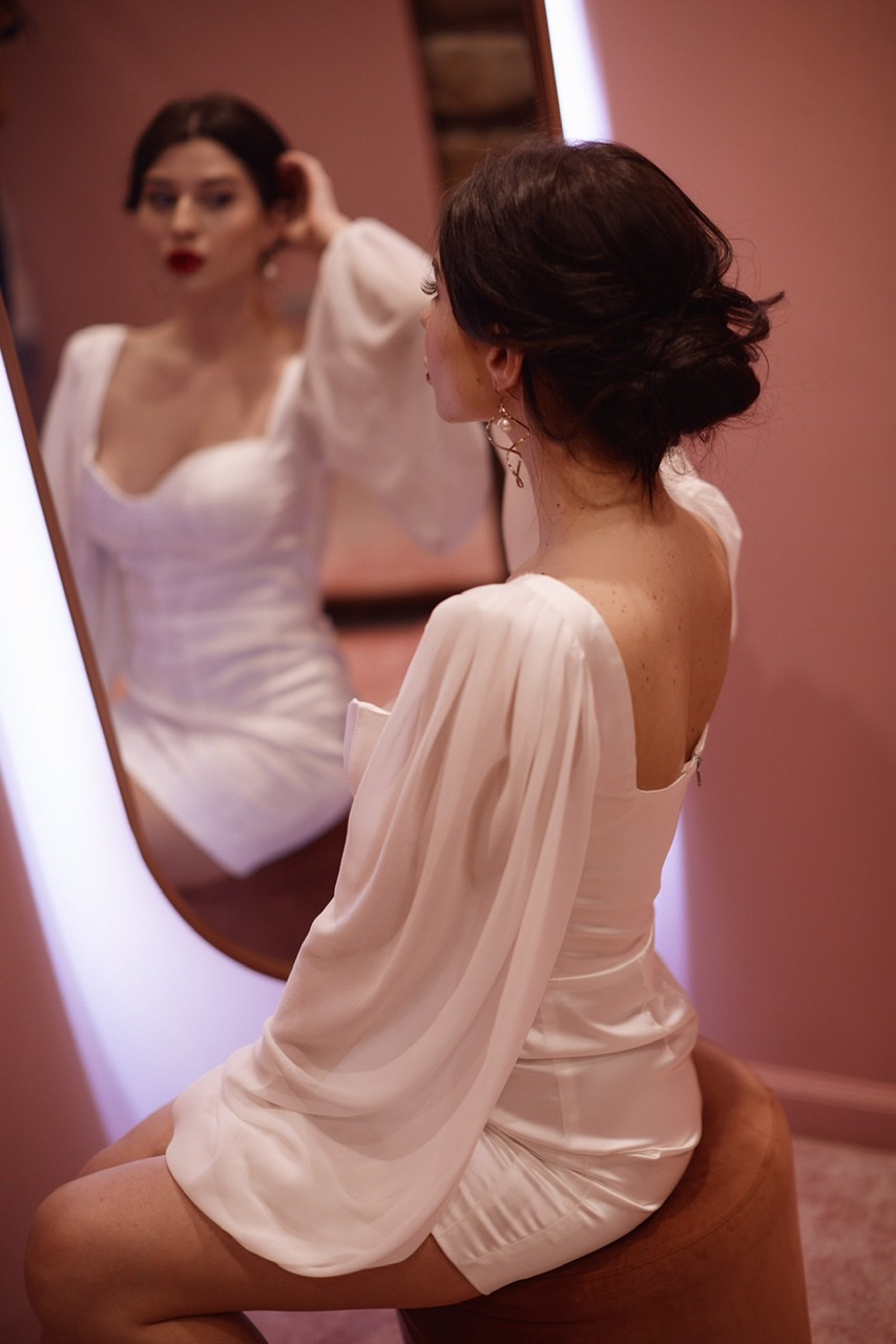 Шелковое мини платье с рукавом-фонариком