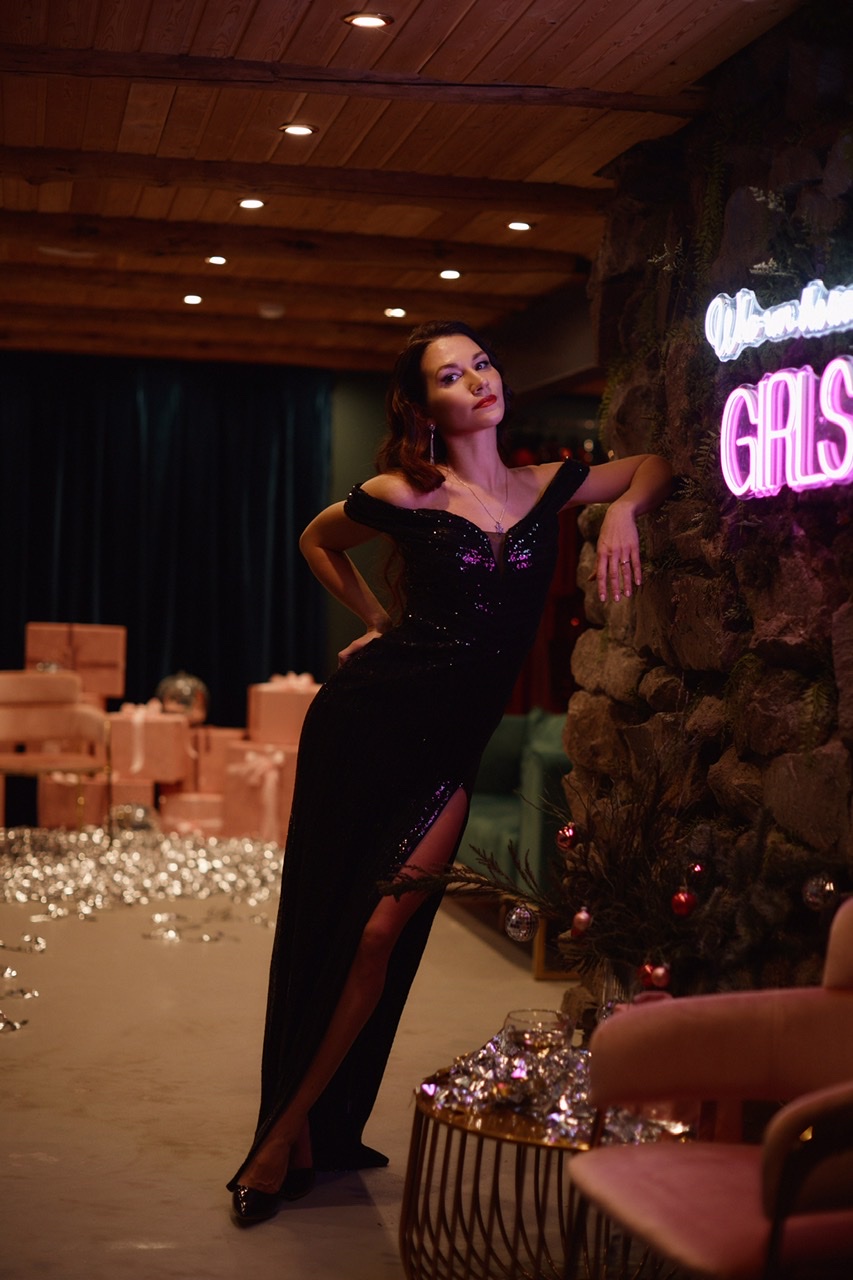 Черное платье в пайетку со спущенными плечами и разрезом по ножке