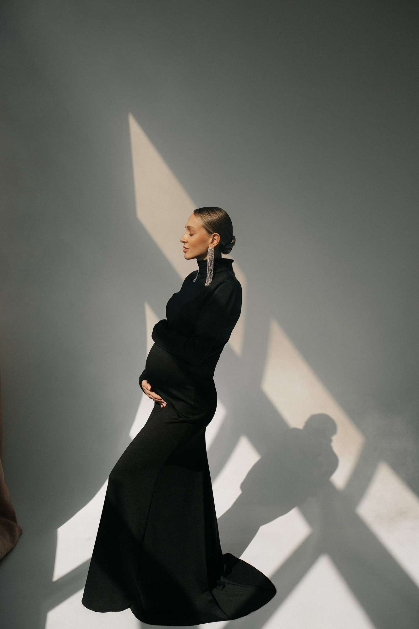 Черное платье с рукавом под горло