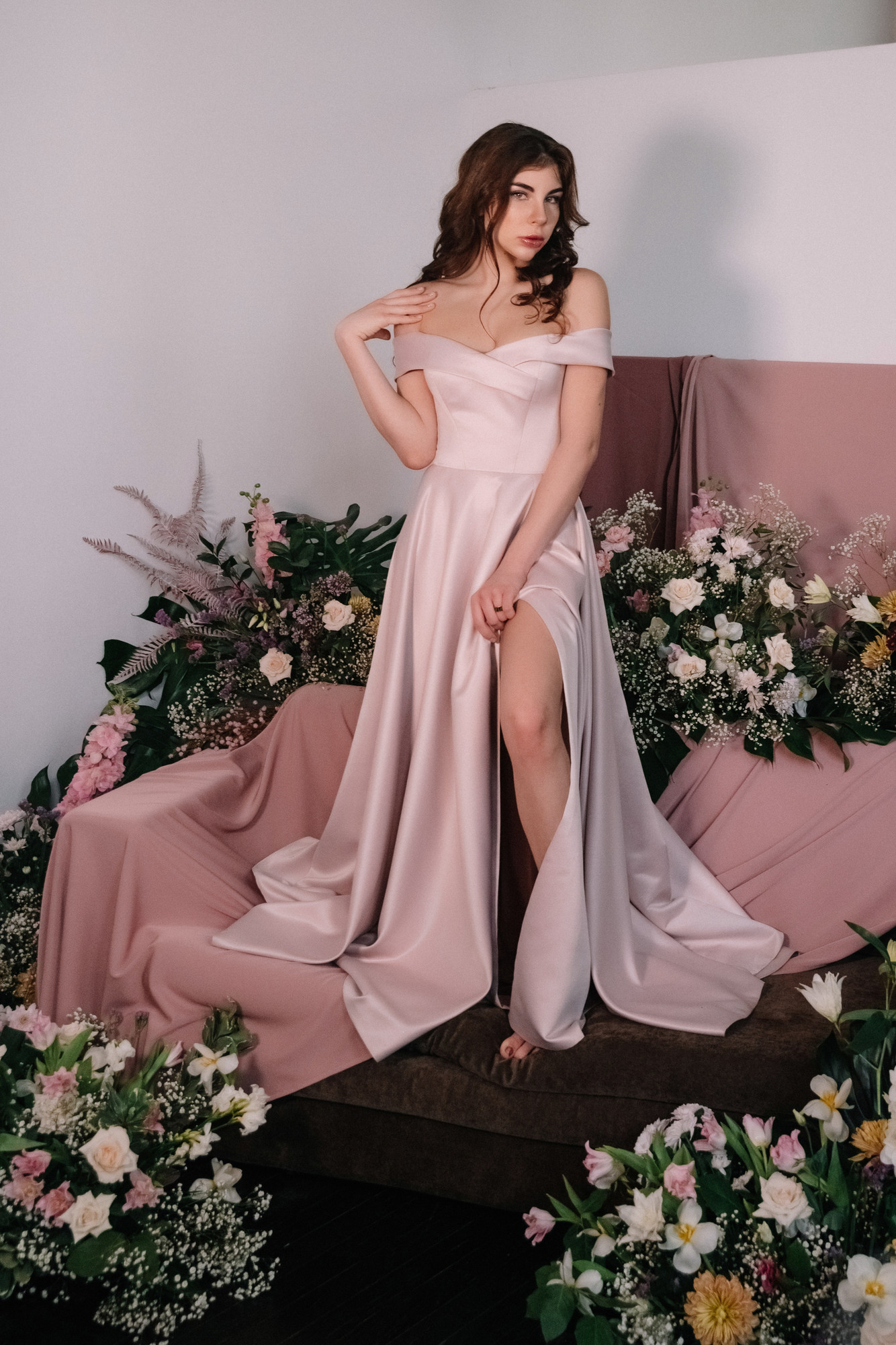 Пудровое атласное платье спущенные плечи