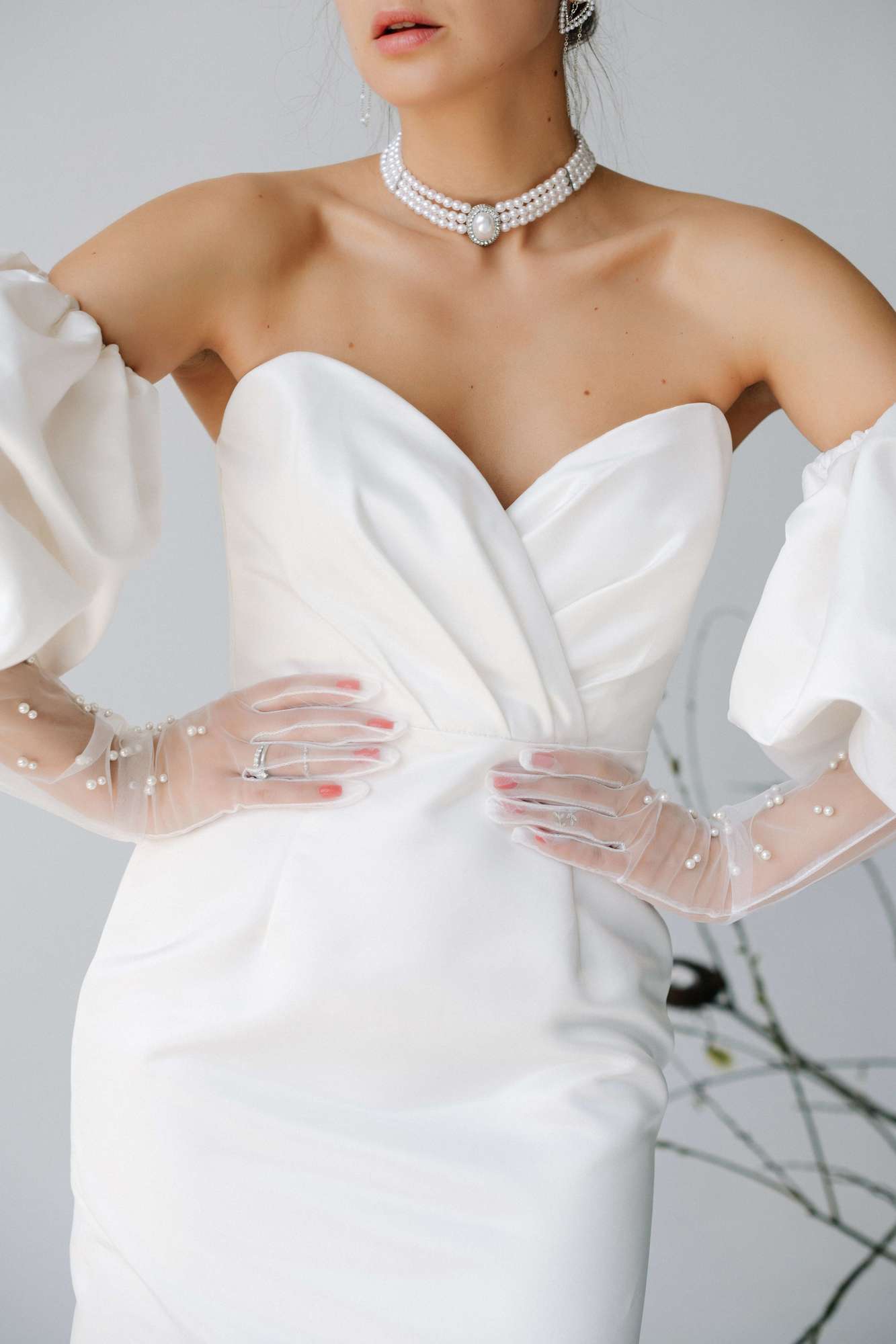 Белое атласное платье со съемными рукавами