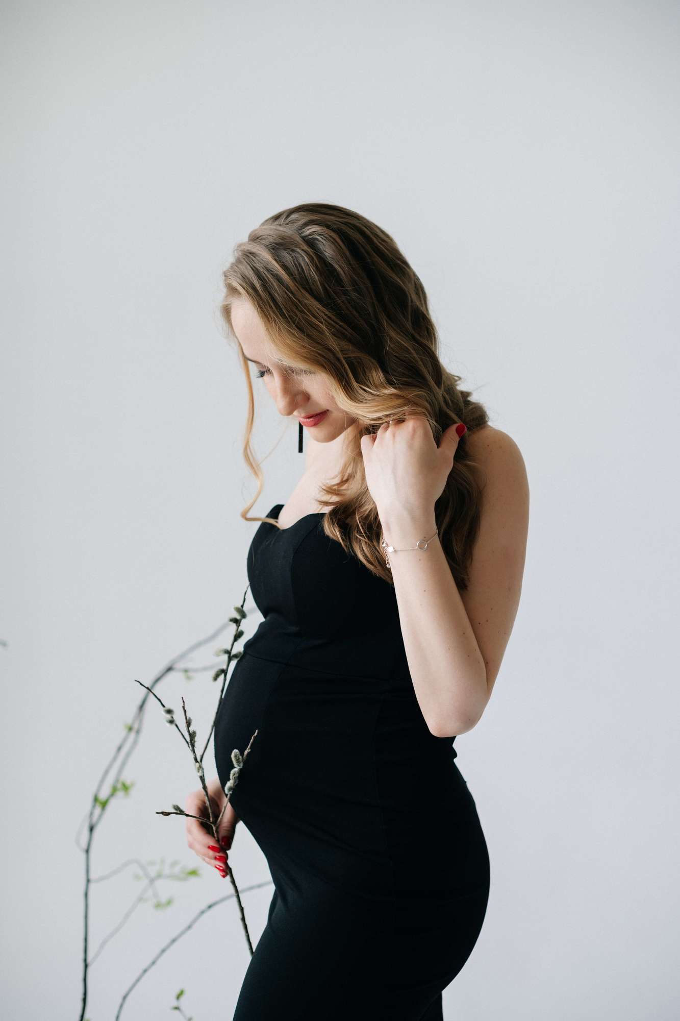 Черное платье по фигуре со шлейфом