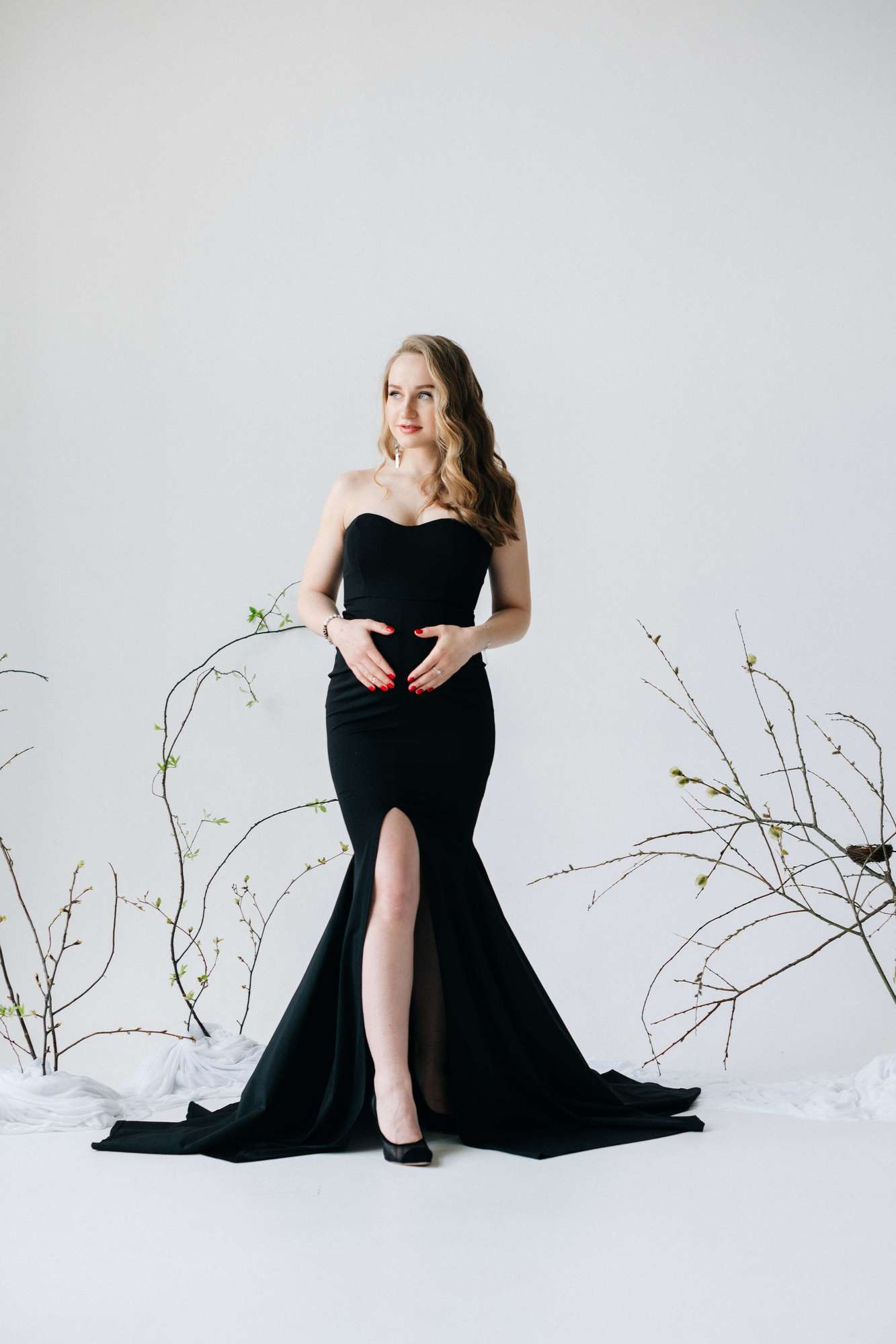 Черное платье по фигуре со шлейфом