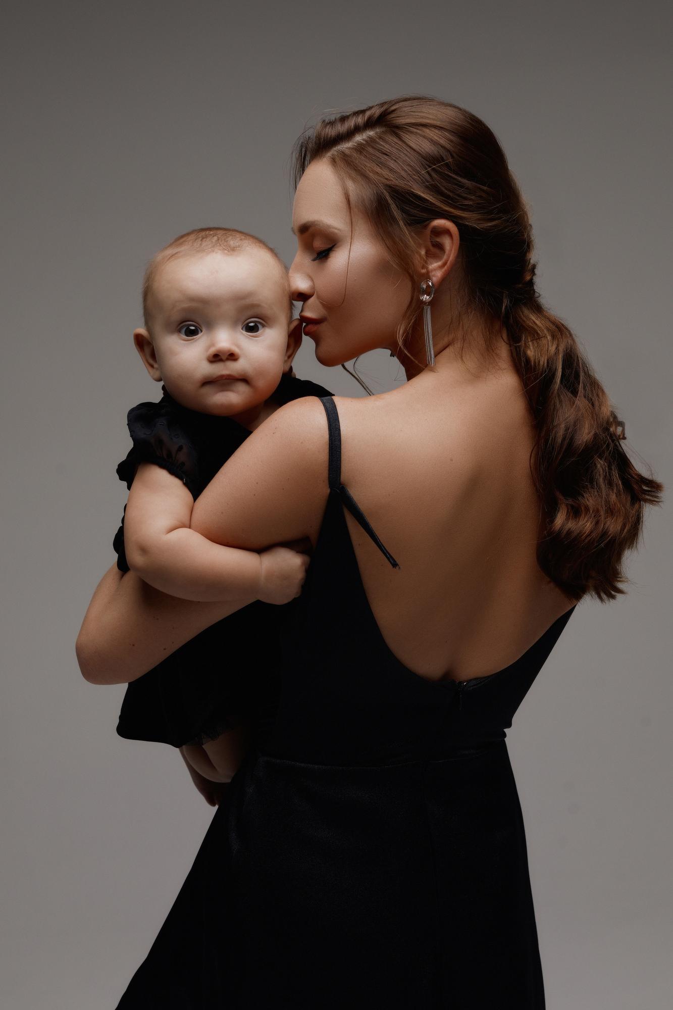 Черное платье с мерцающей сеточкой по ножке