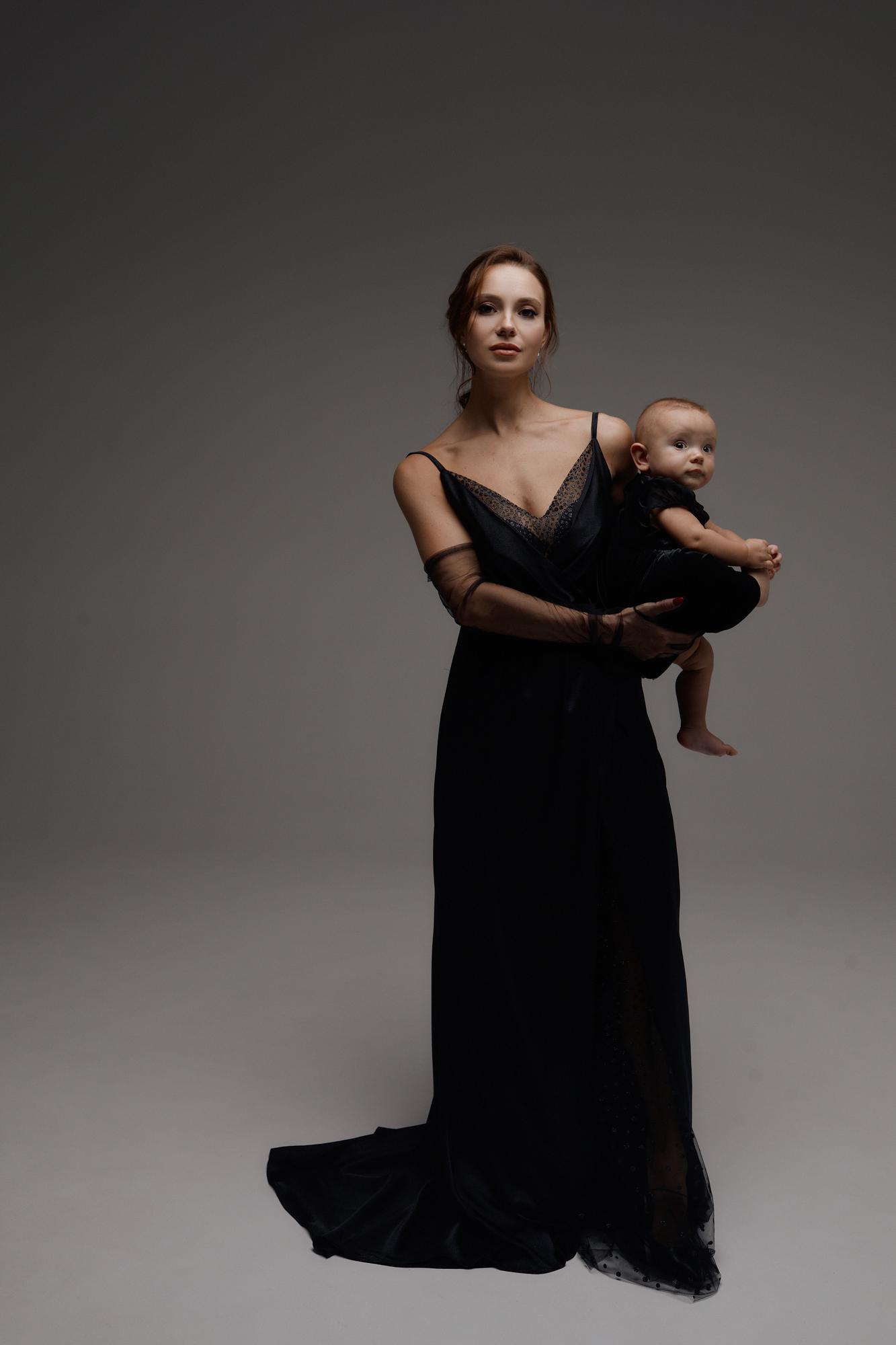 Черное платье с мерцающей сеточкой по ножке