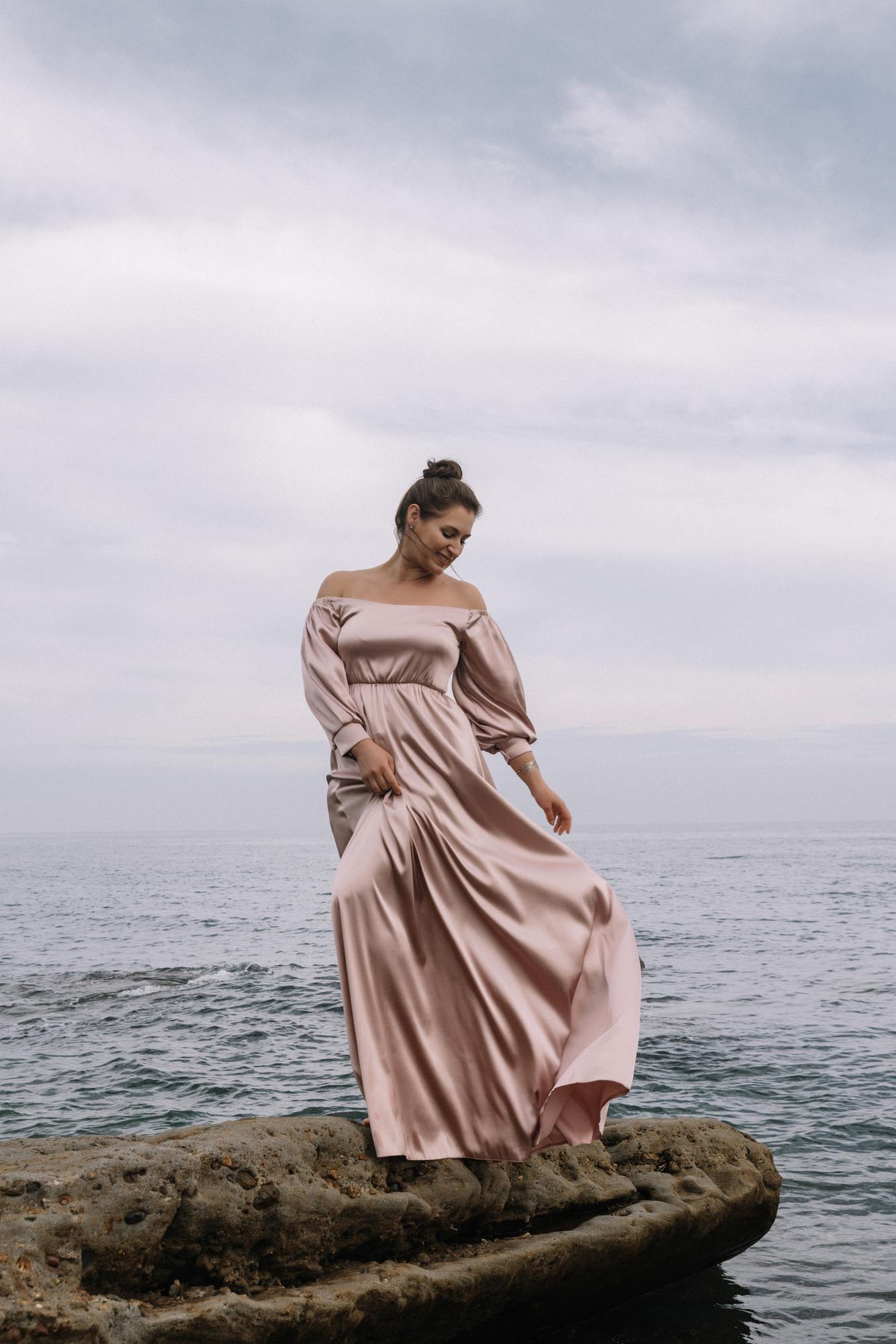 Жемчужное шелковое платье