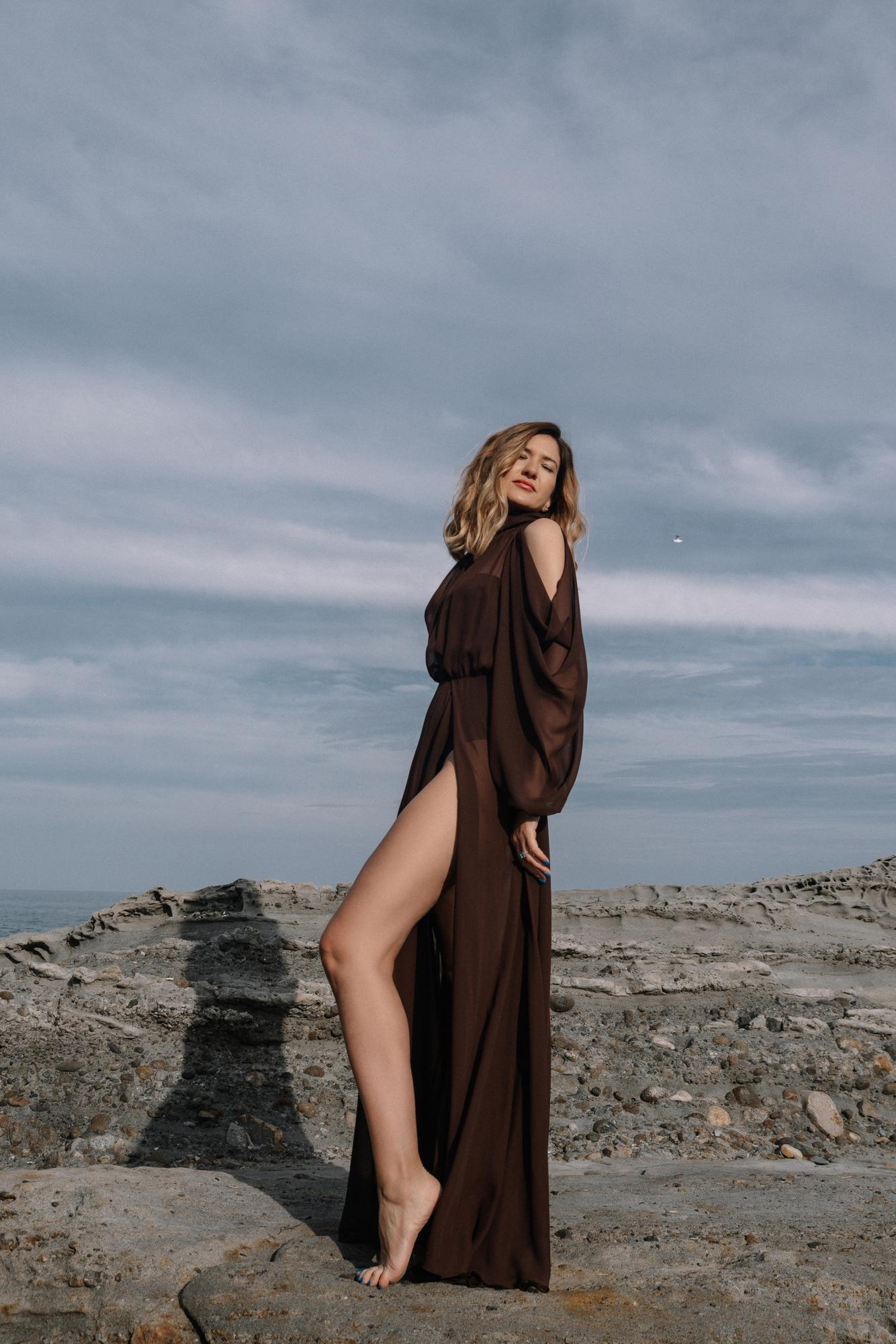 Шоколадное будуарное платье с рукавом