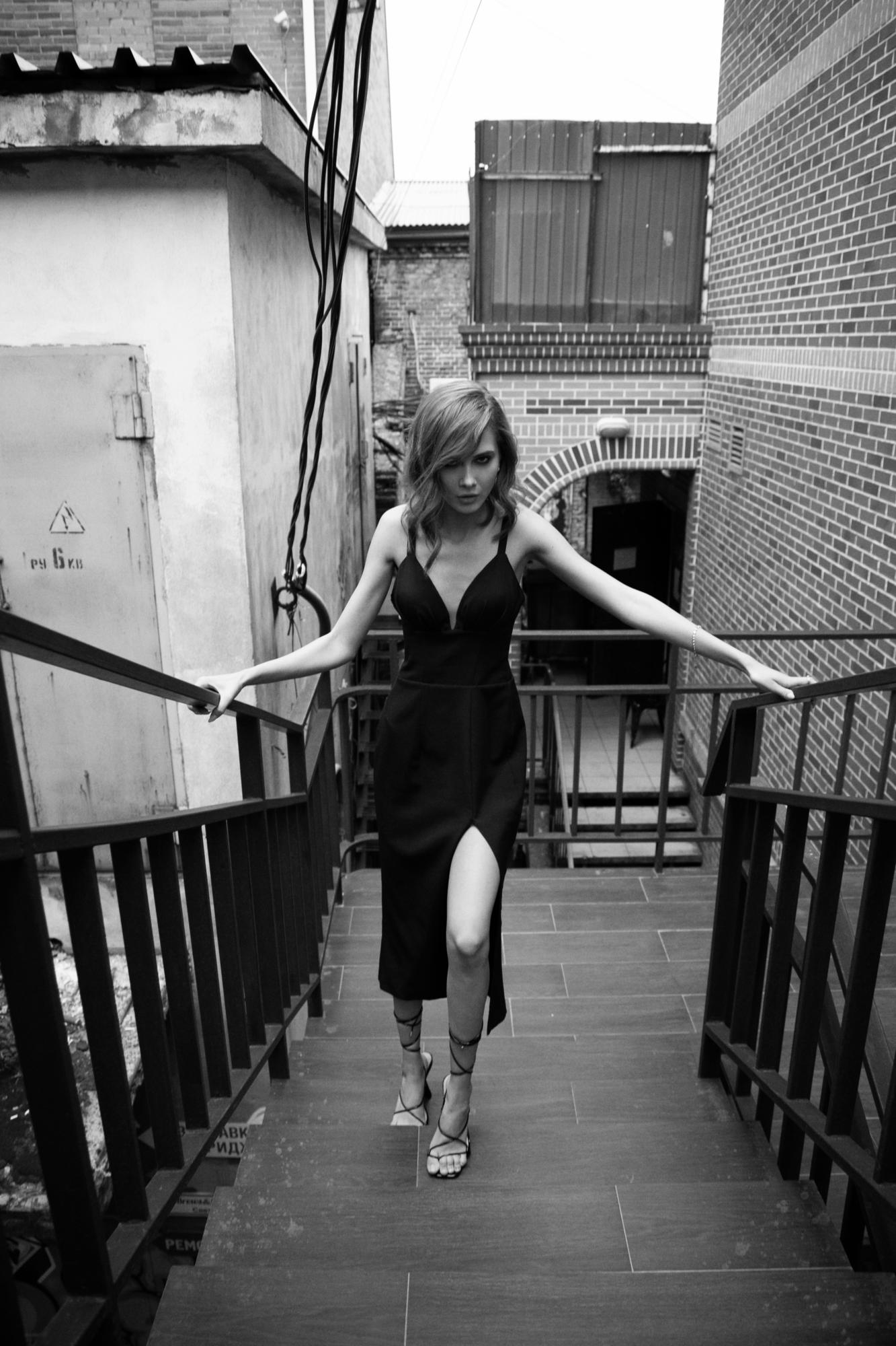 Черное футлярное миди платье