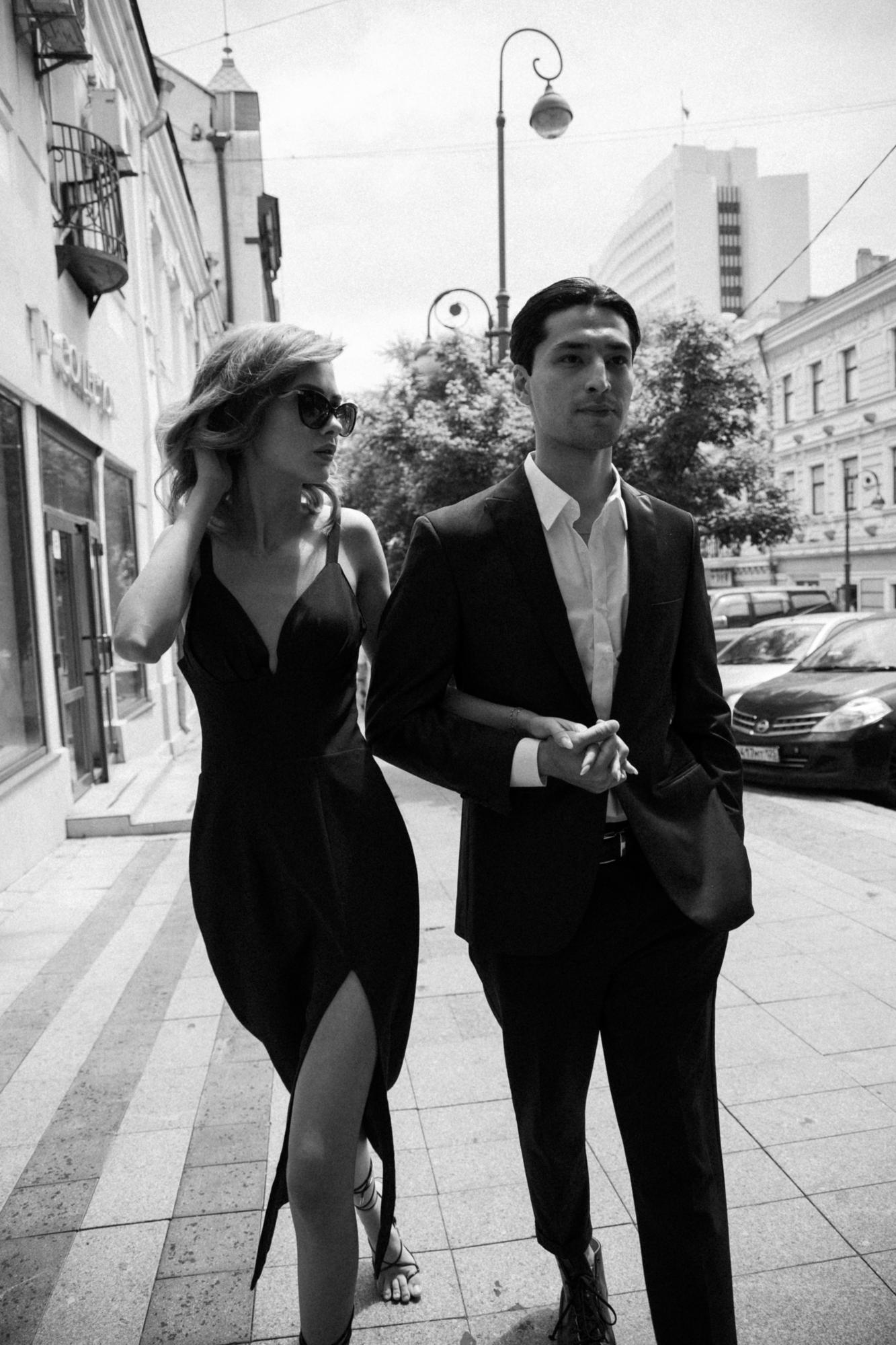 Черное футлярное миди платье