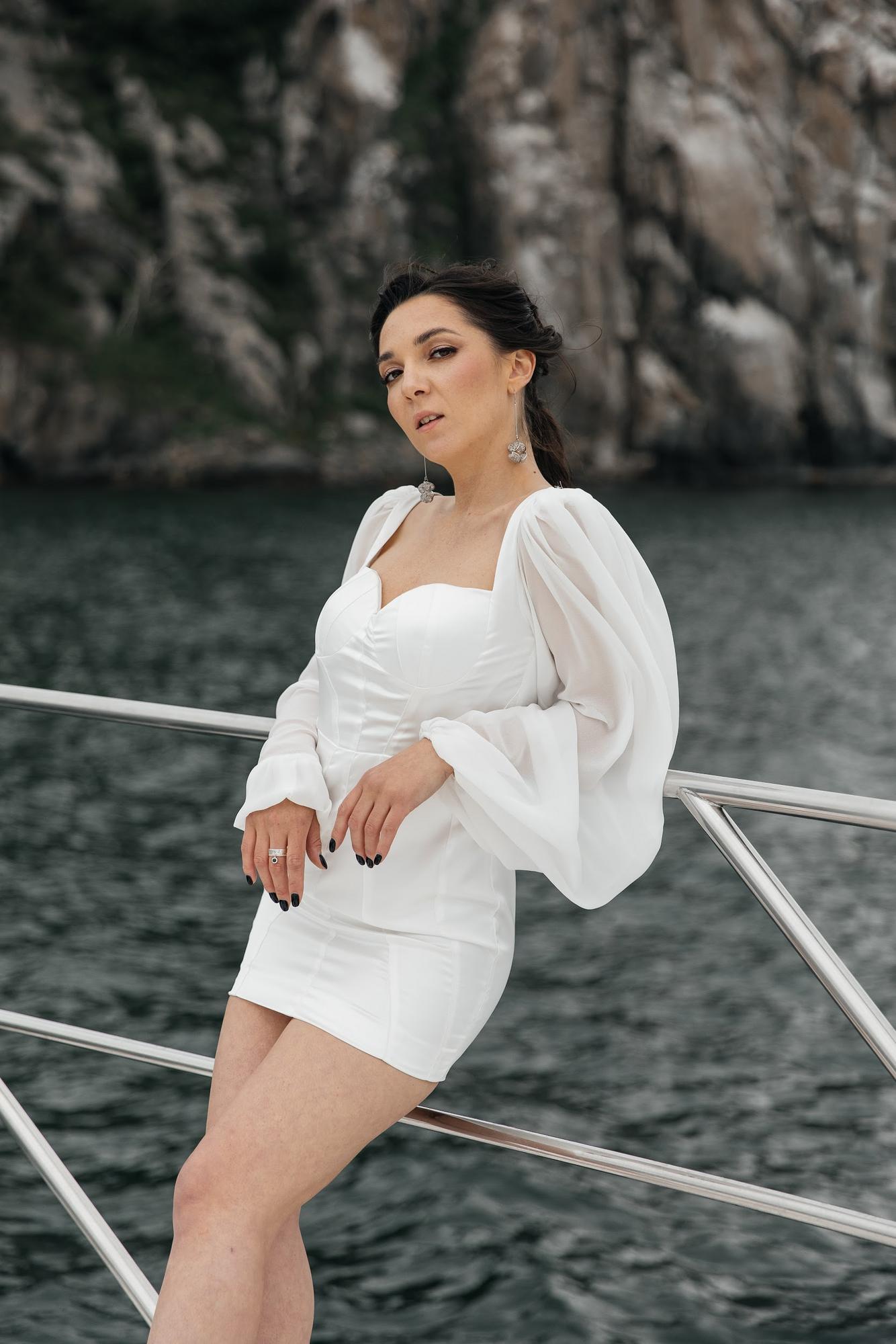 Шелковое мини платье с рукавом-фонариком