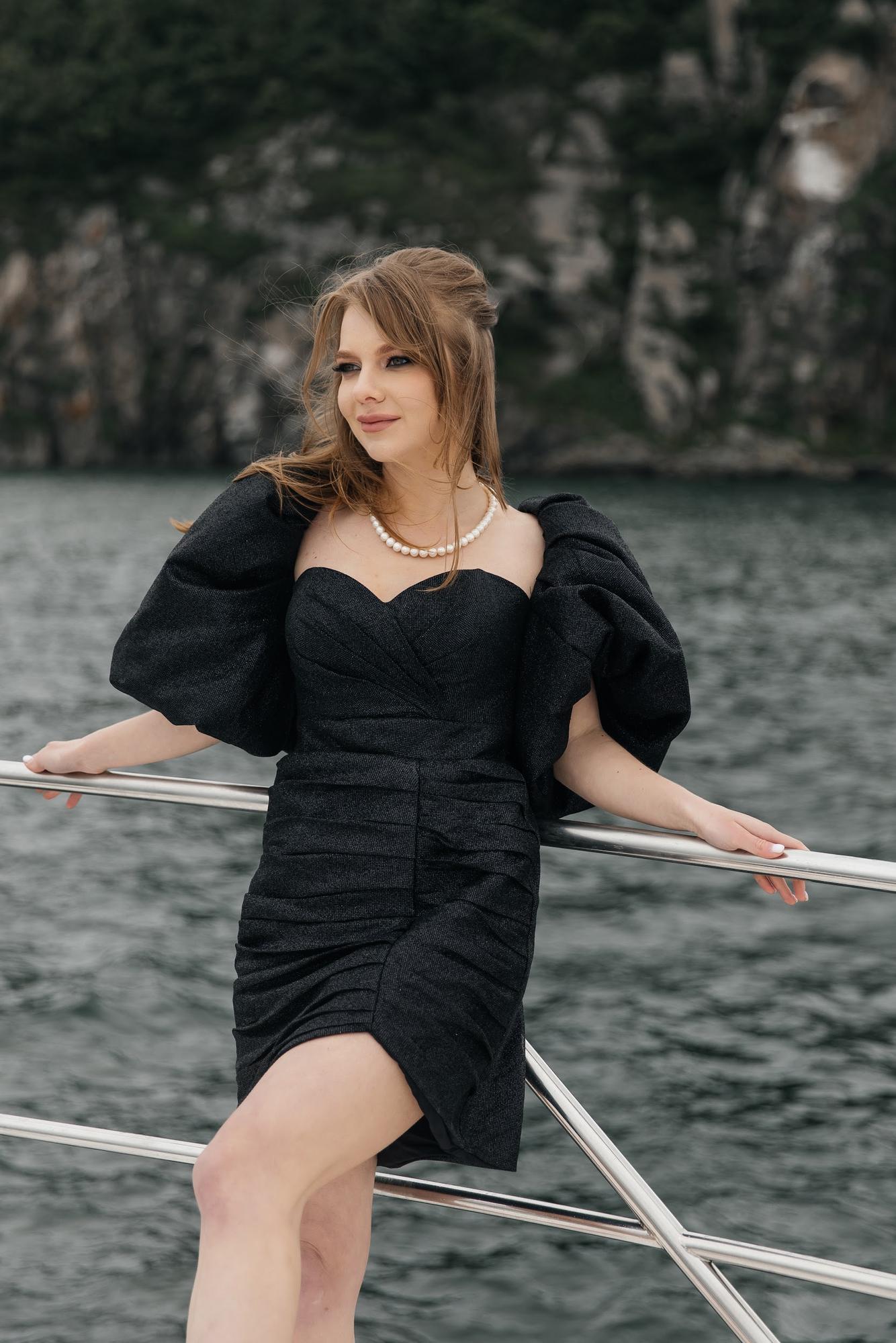 Чёрное глиттерное платье с объемным рукавом