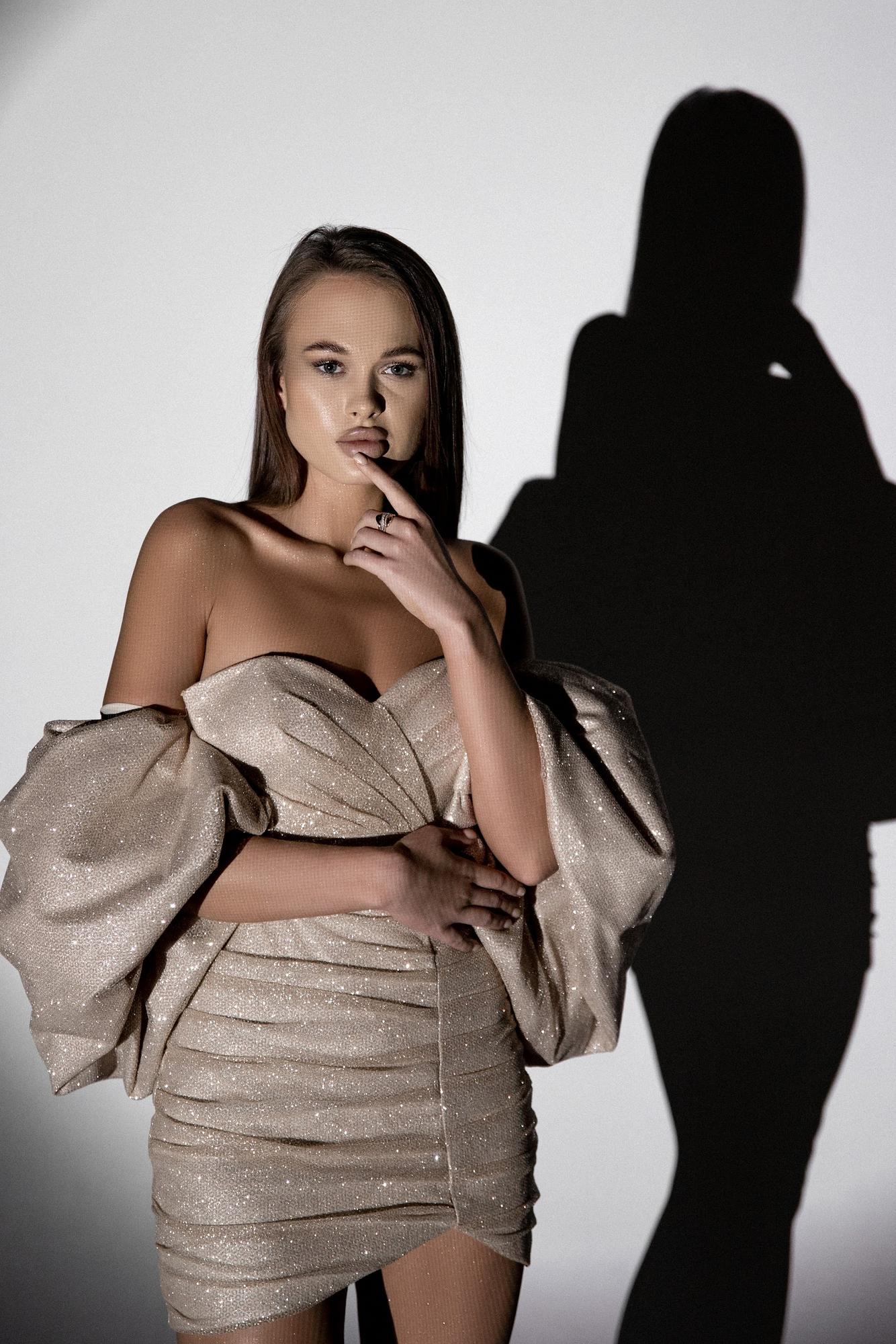 Бежевое глиттерное платье с объемным рукавом