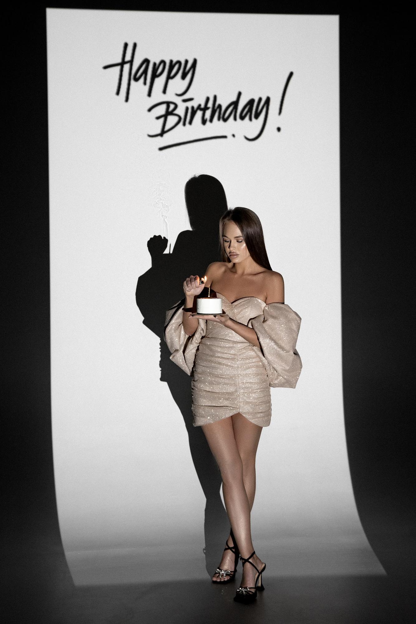 Бежевое глиттерное платье с объемным рукавом