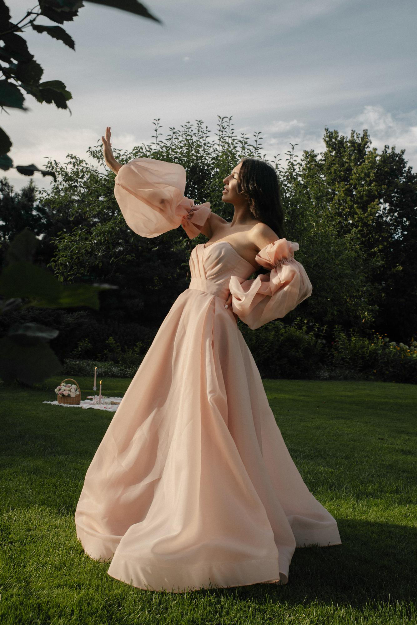 Персиковое платье огранза со съемными рукавами