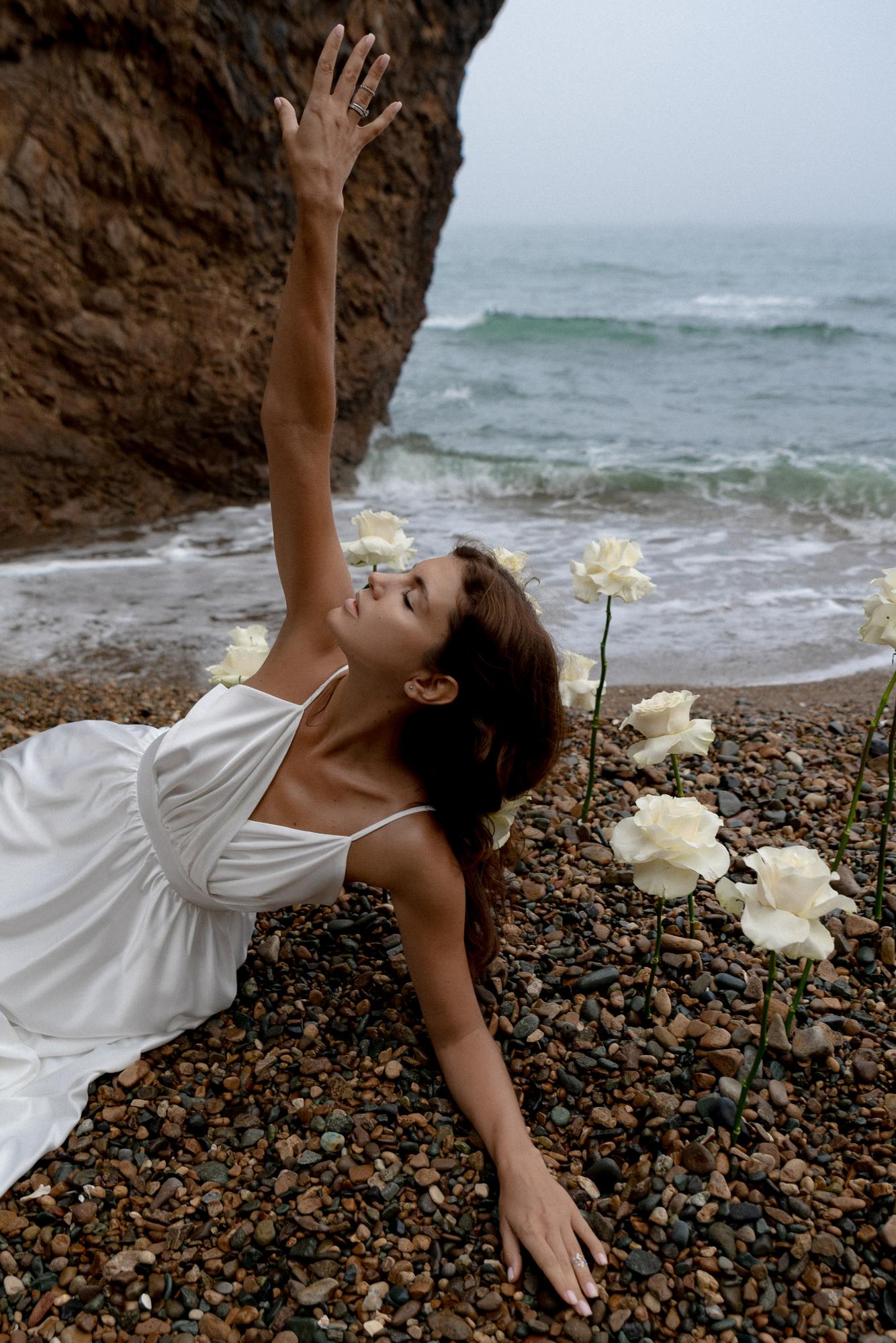 Молочное шелковое платье на тонких лямках с открытой спиной