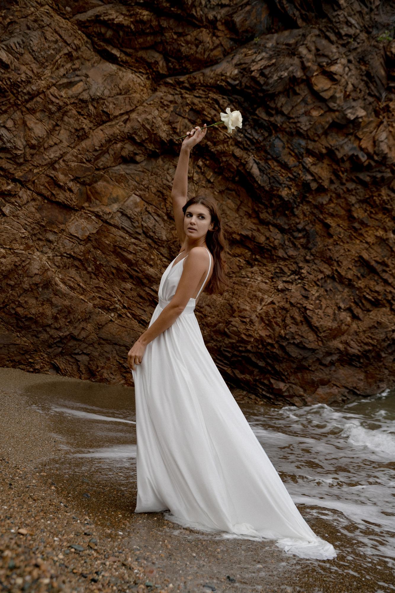 Молочное шелковое платье на тонких лямках с открытой спиной