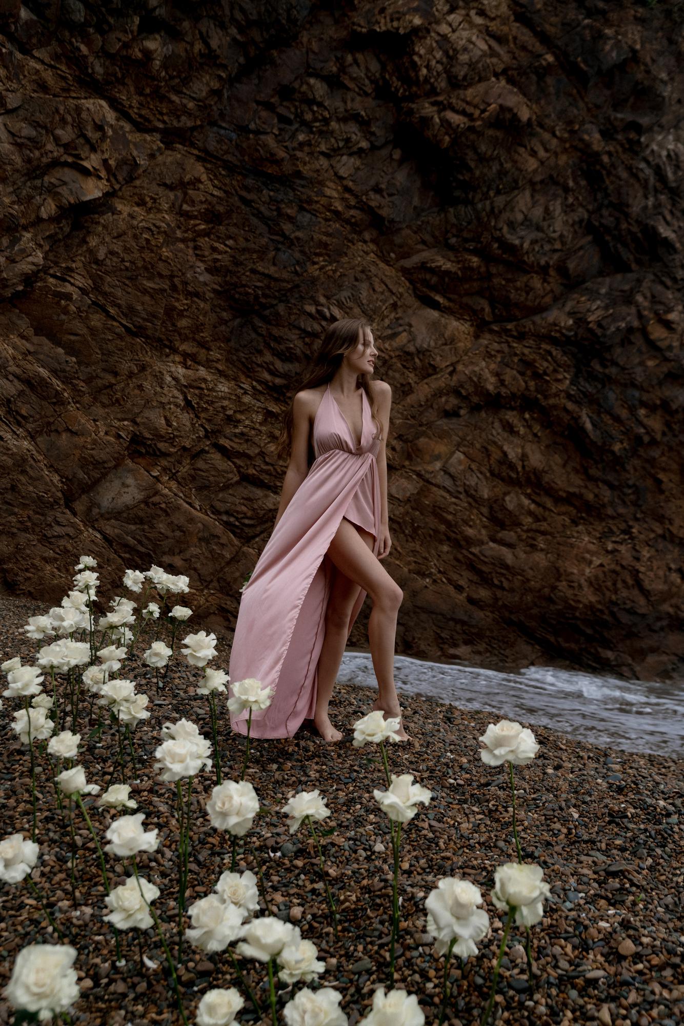 Пудровое шелковое платье