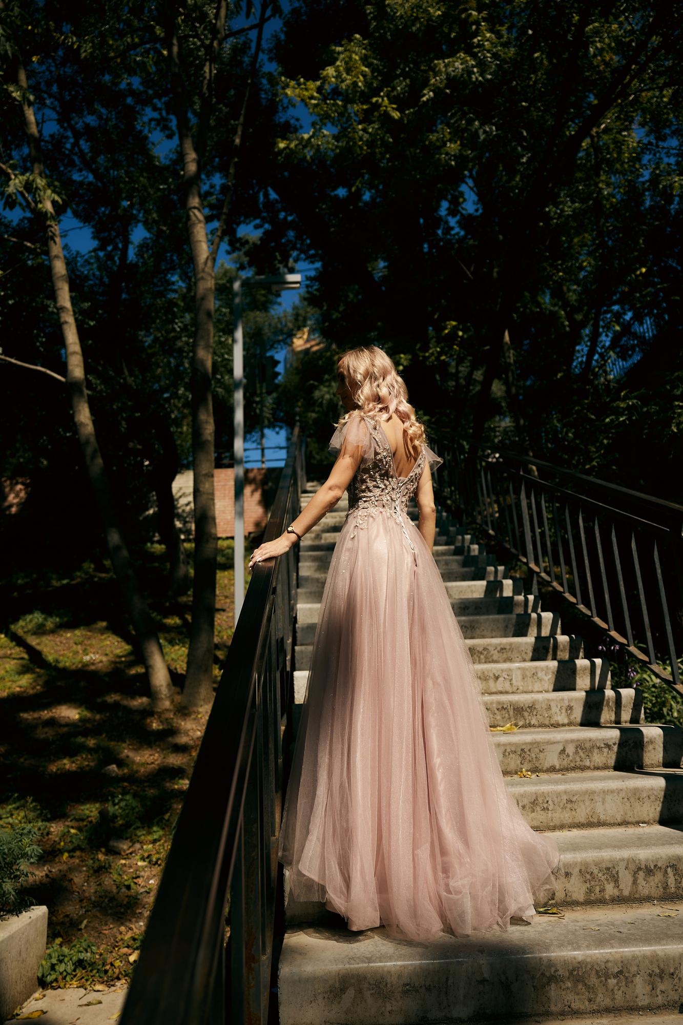 Пепельно розовое фатиновое платье с крылышками