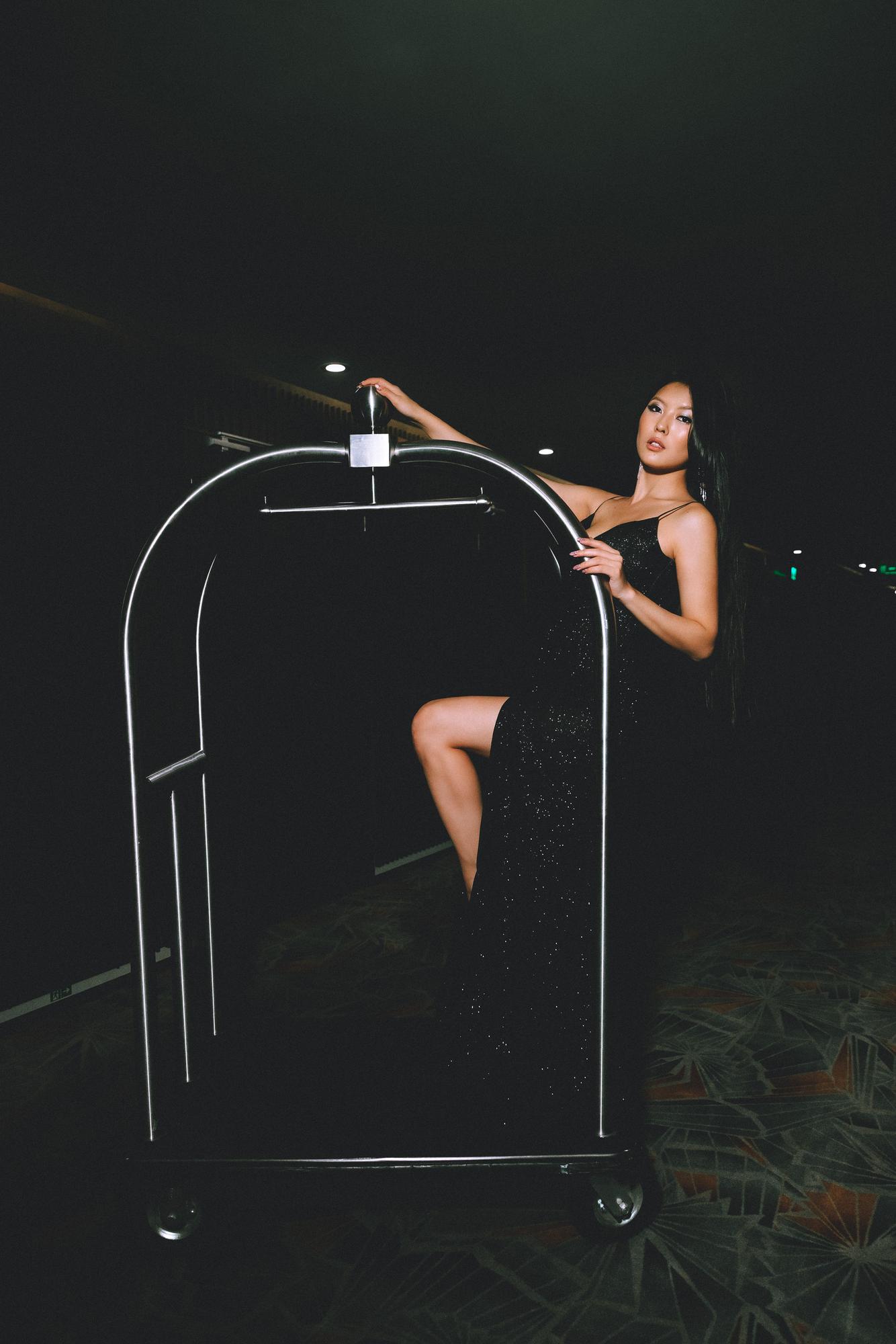 Черное платье глиттер на тонких лямках