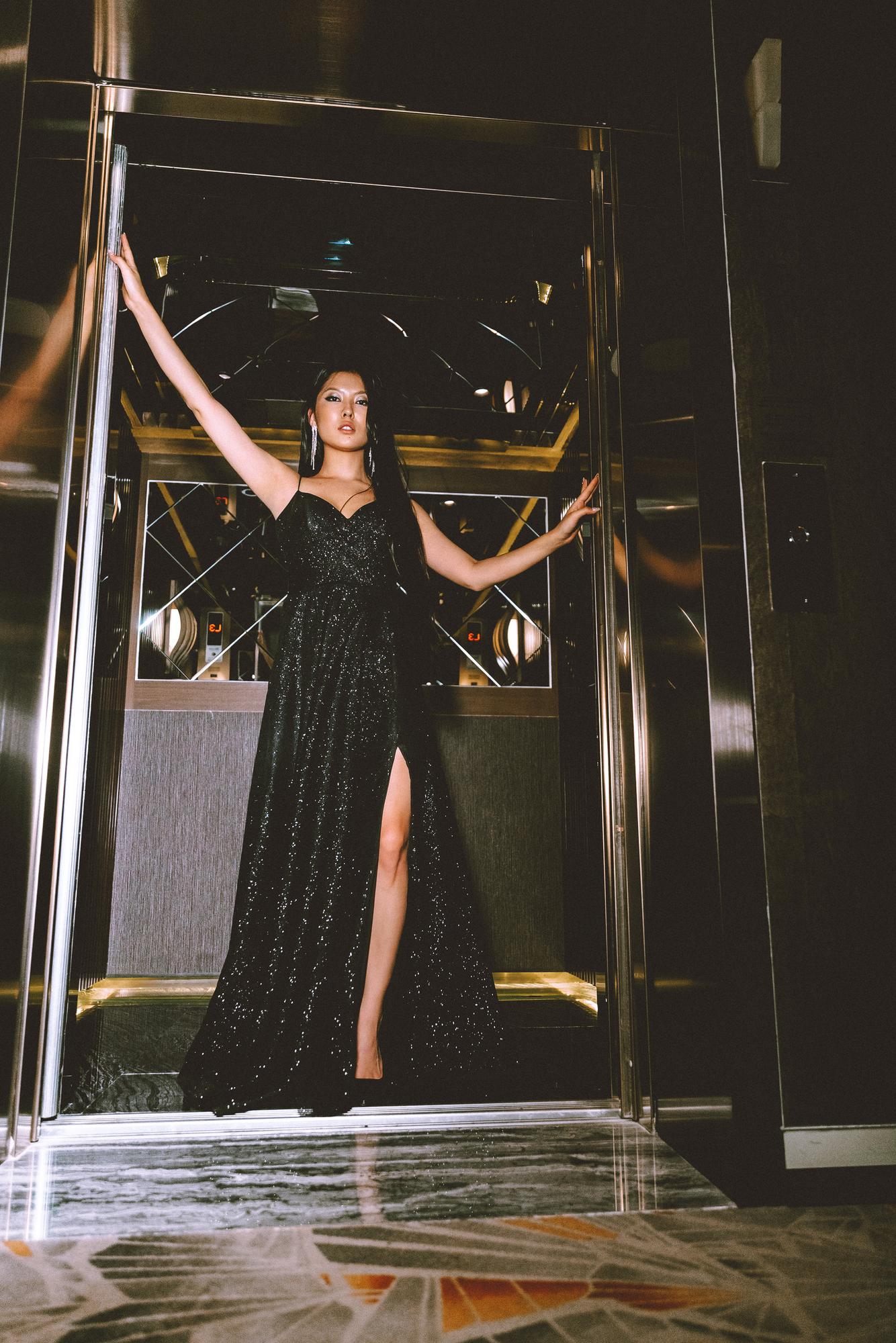 Черное платье глиттер на тонких лямках