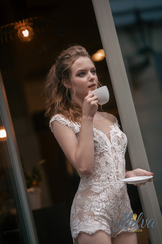 Молочное кружевное боди шортиками