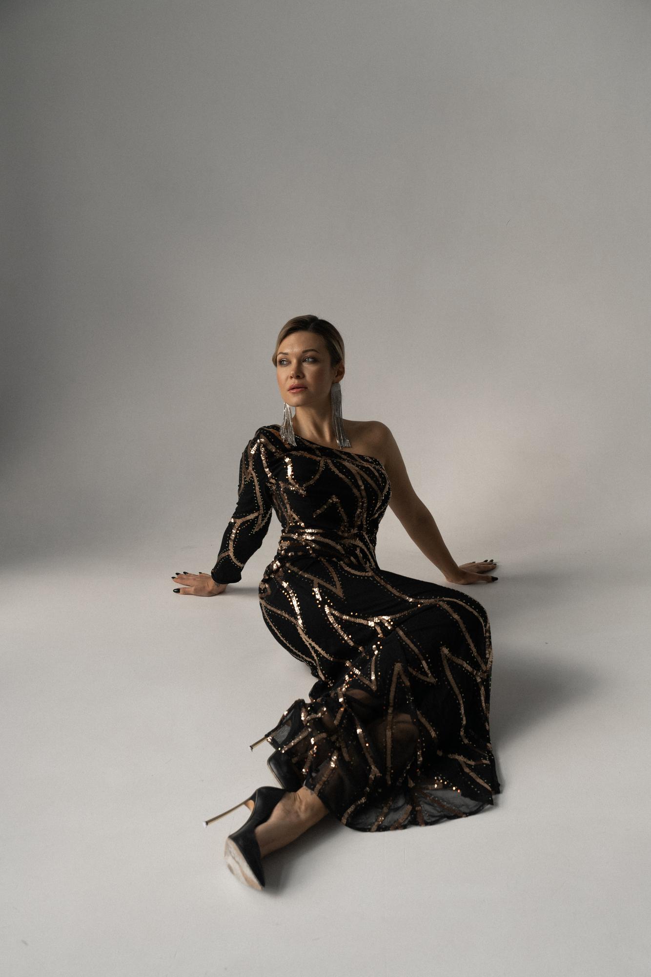 Черное платье в медную пайетку с одним рукавом, съемный шлейф