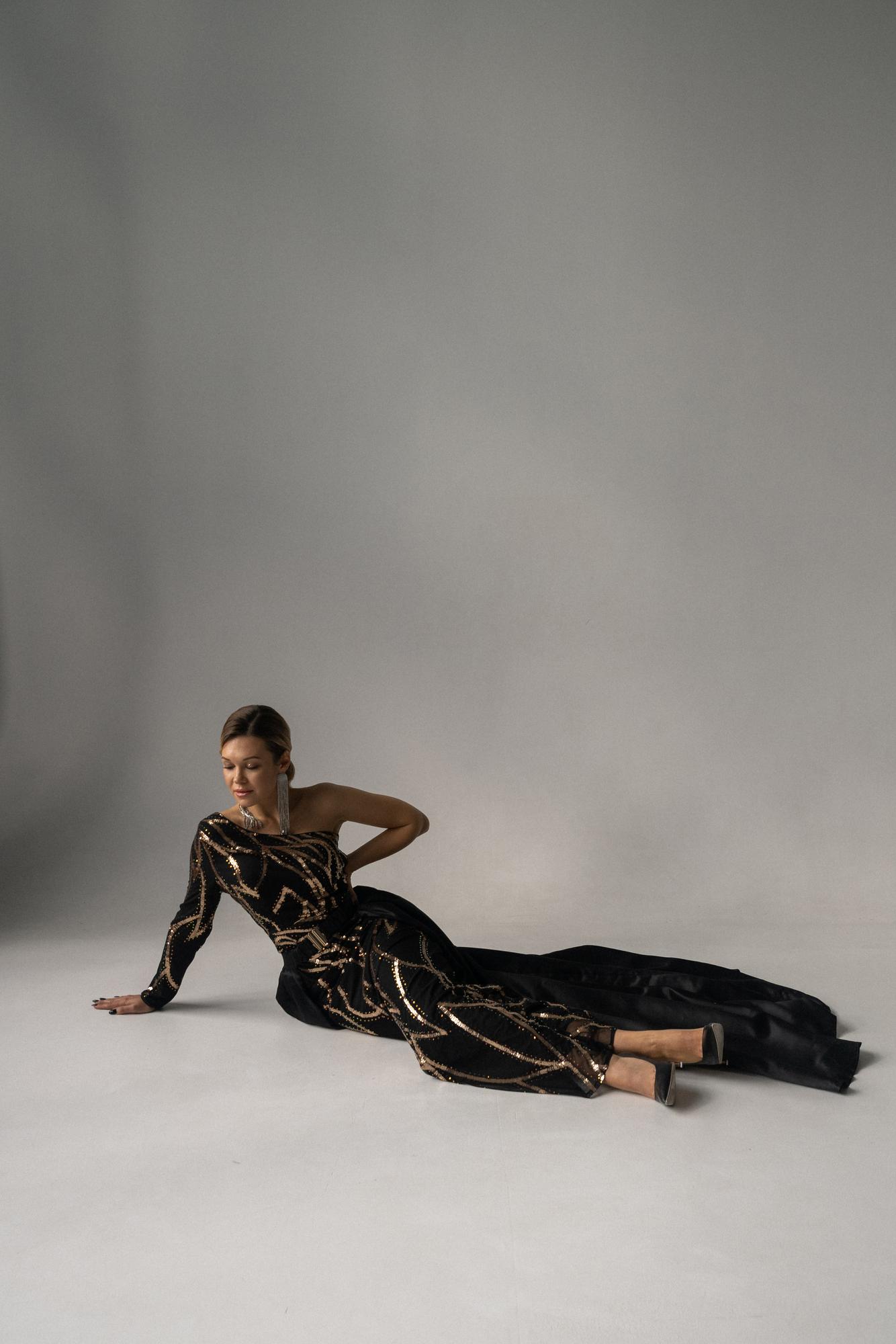 Черное платье в медную пайетку с одним рукавом, съемный шлейф