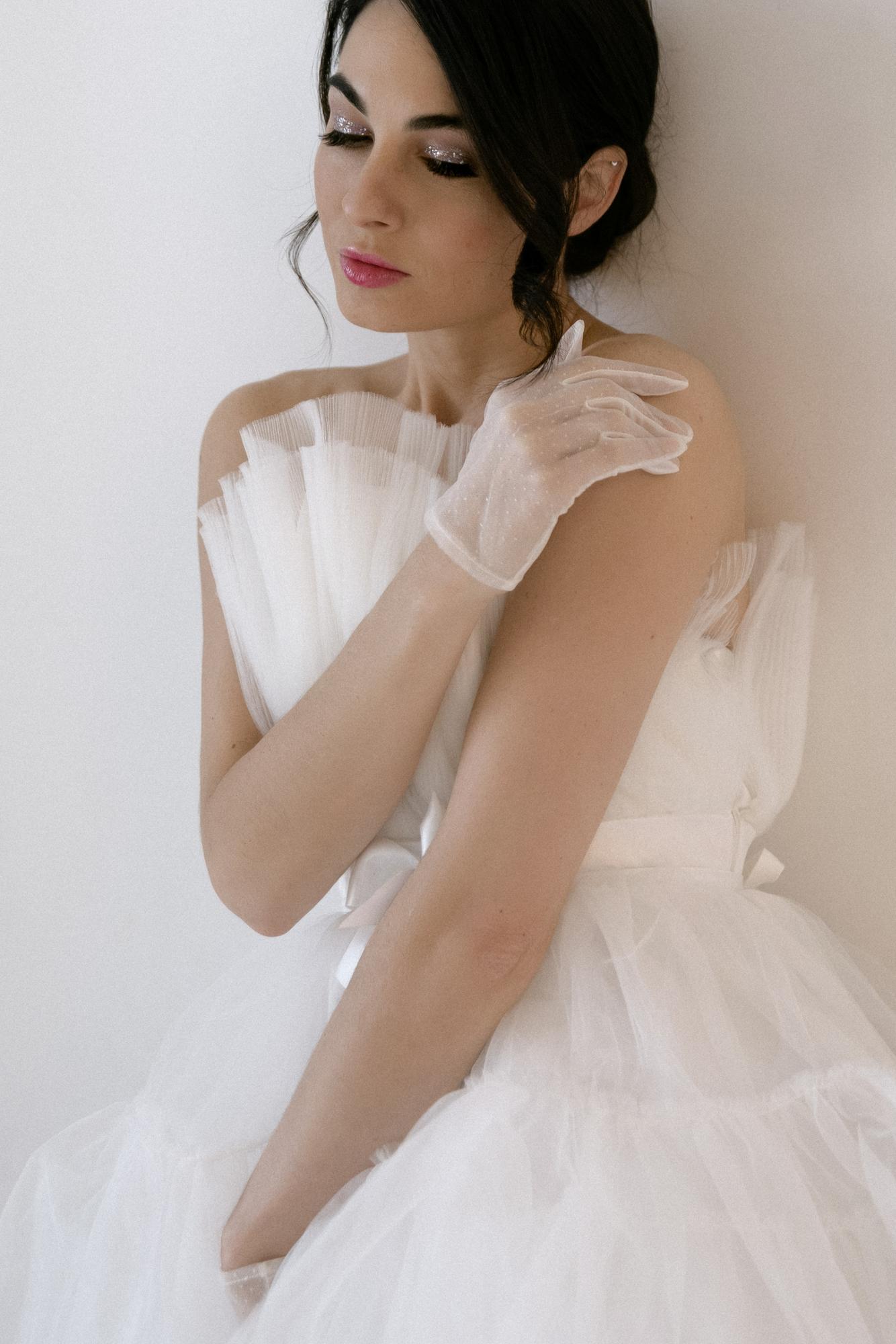 Белое короткое фатиновое платье плиссировка