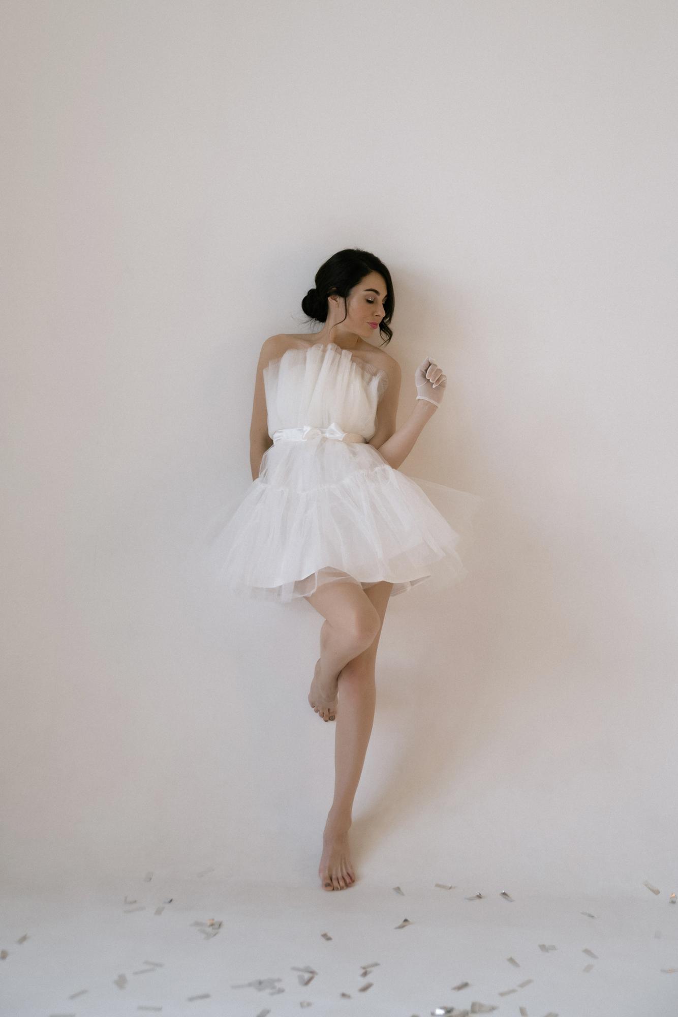 Белое короткое фатиновое платье плиссировка