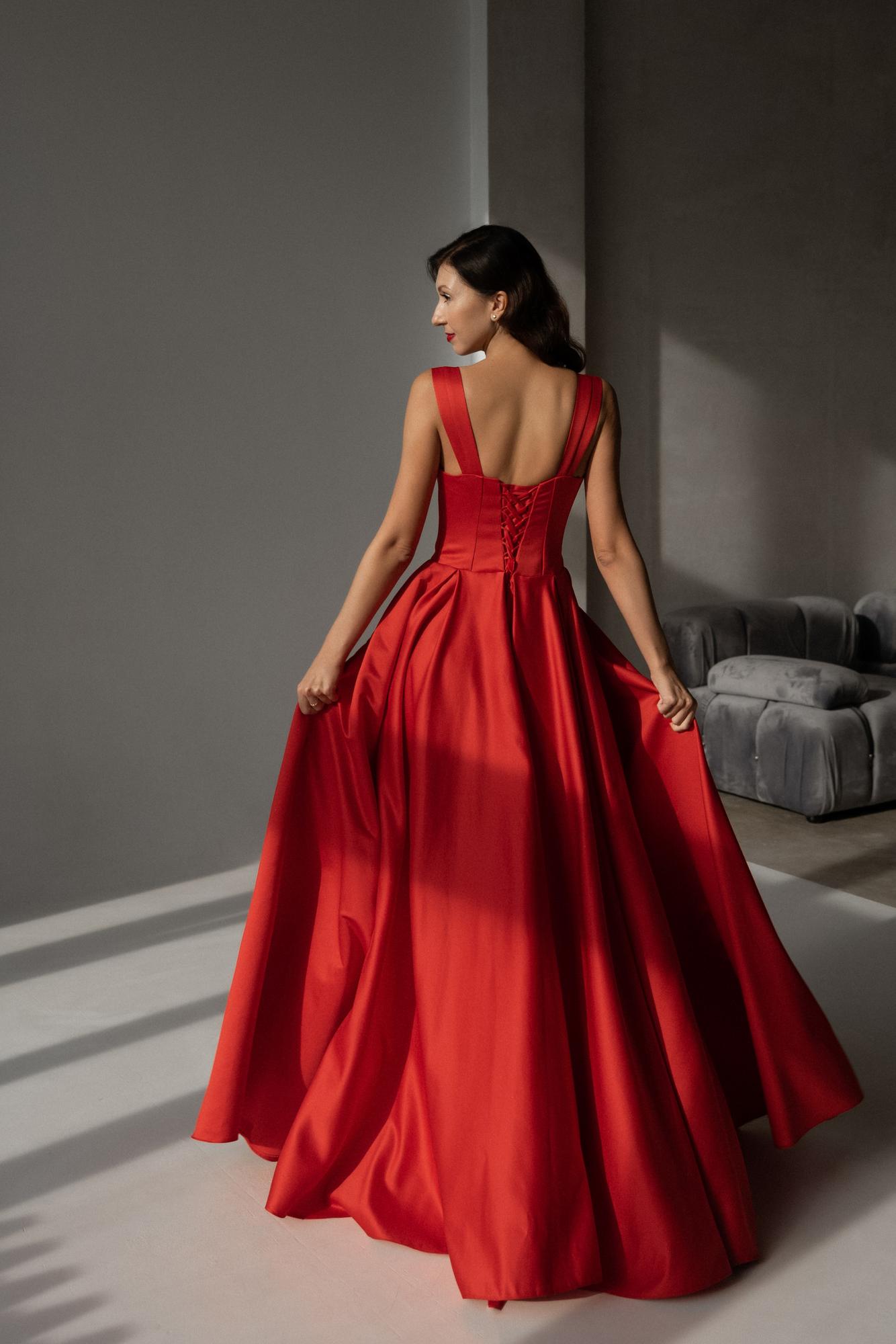 Красное атласное платье с врезными чашками