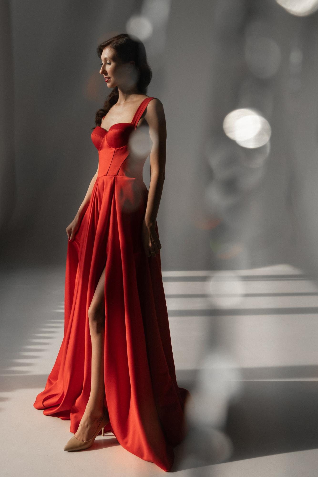 Красное атласное платье с врезными чашками