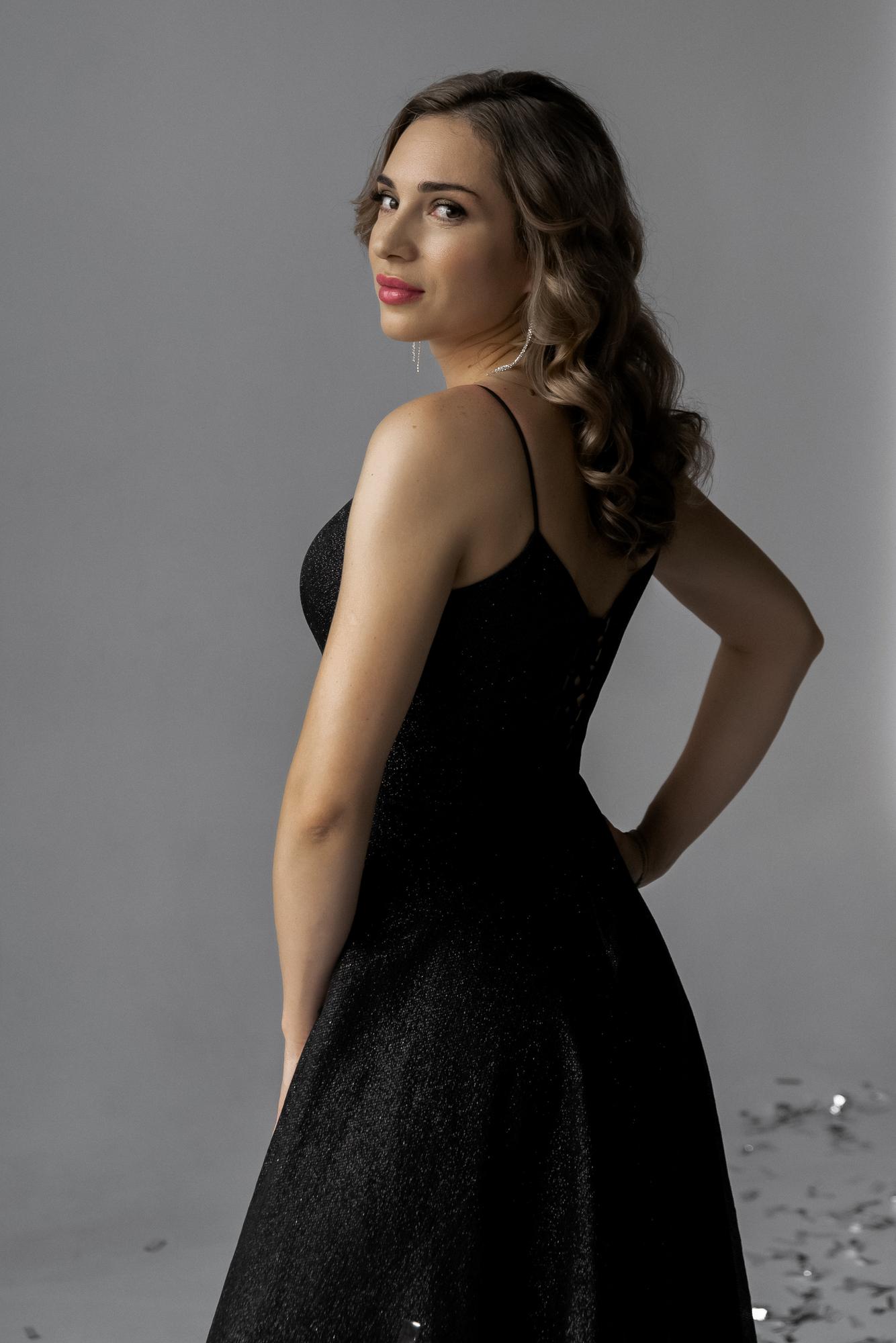 Черное платье глиттер на тонких лямках