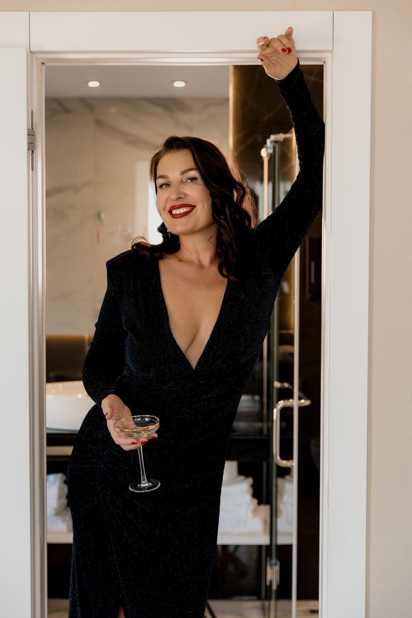 Сине-черное блестящее по фигуре с рукавом и разрезом