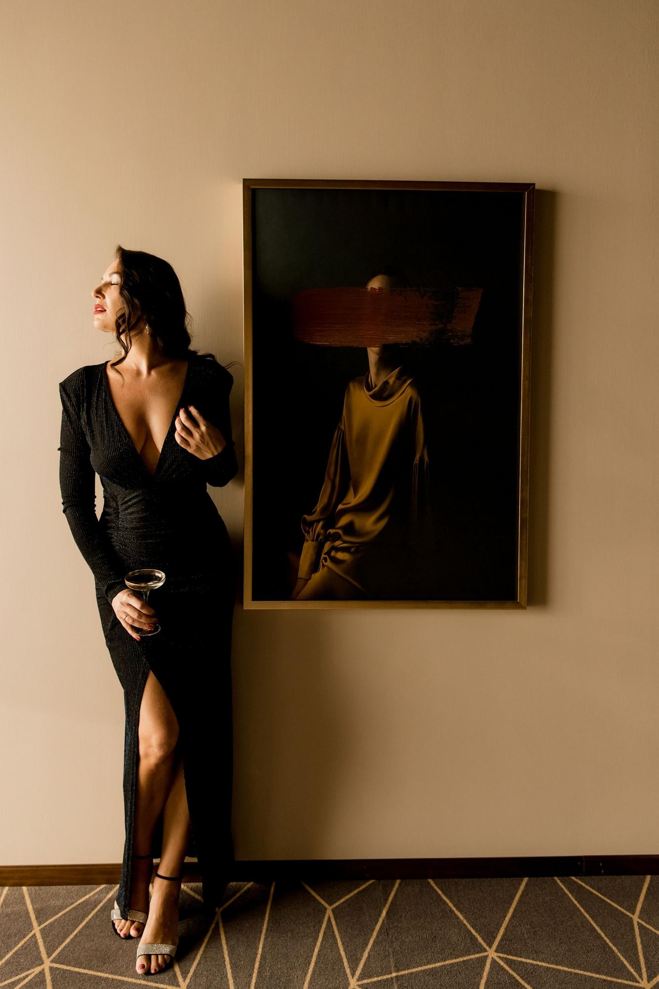 Сине-черное блестящее по фигуре с рукавом и разрезом