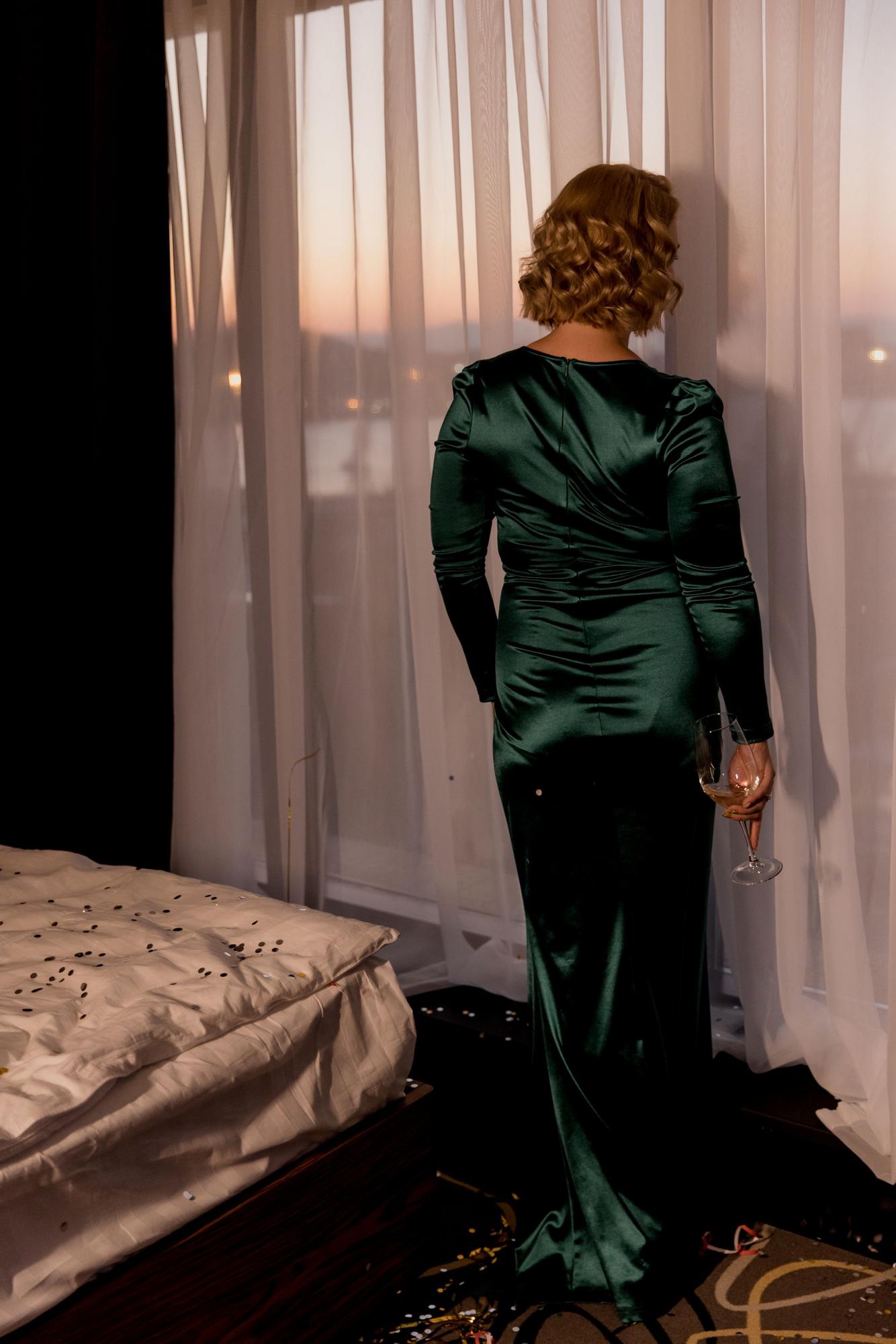 Изумрудное платье по фигуре шелк с рукавом