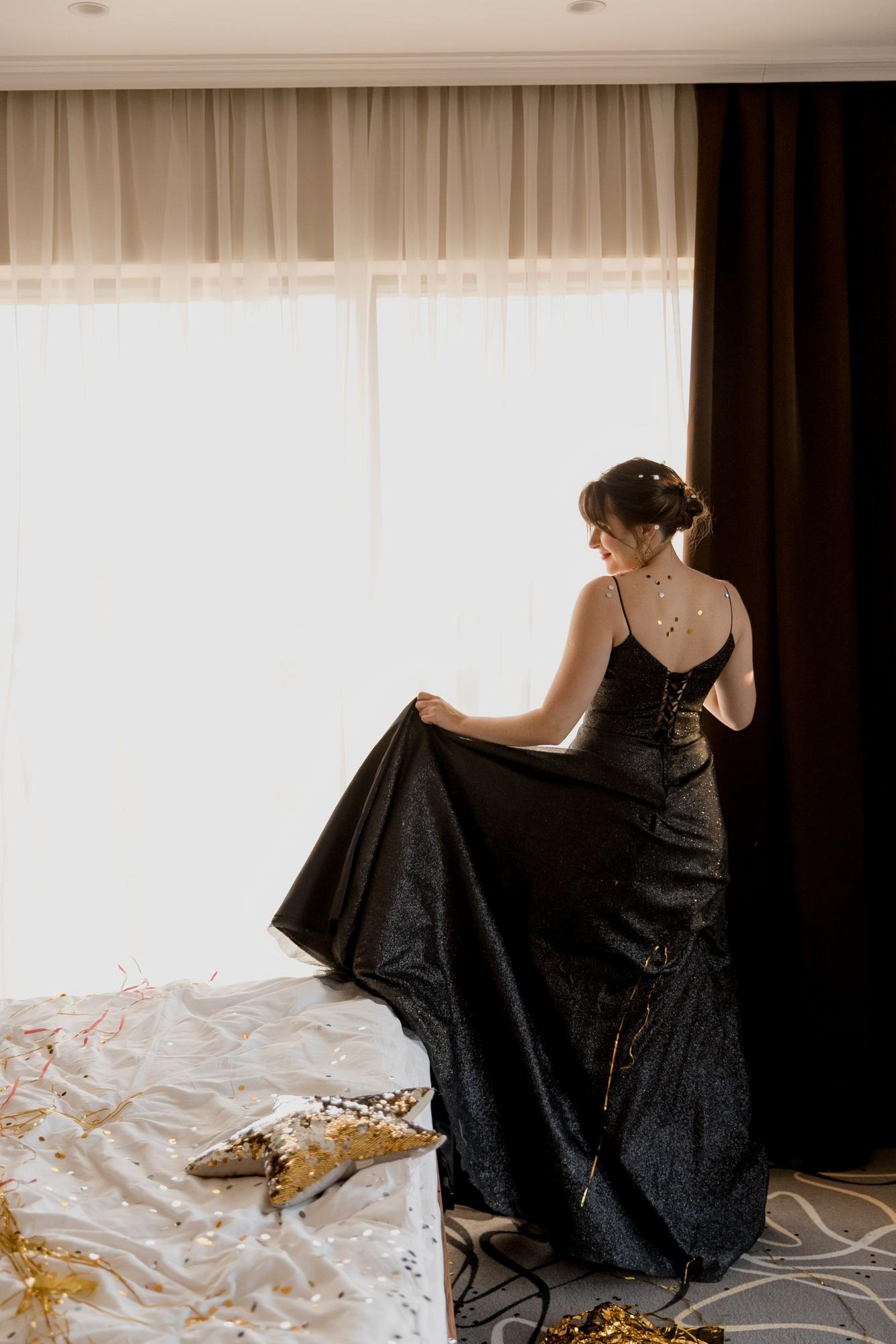 Черное платье глиттер на тонких лямках