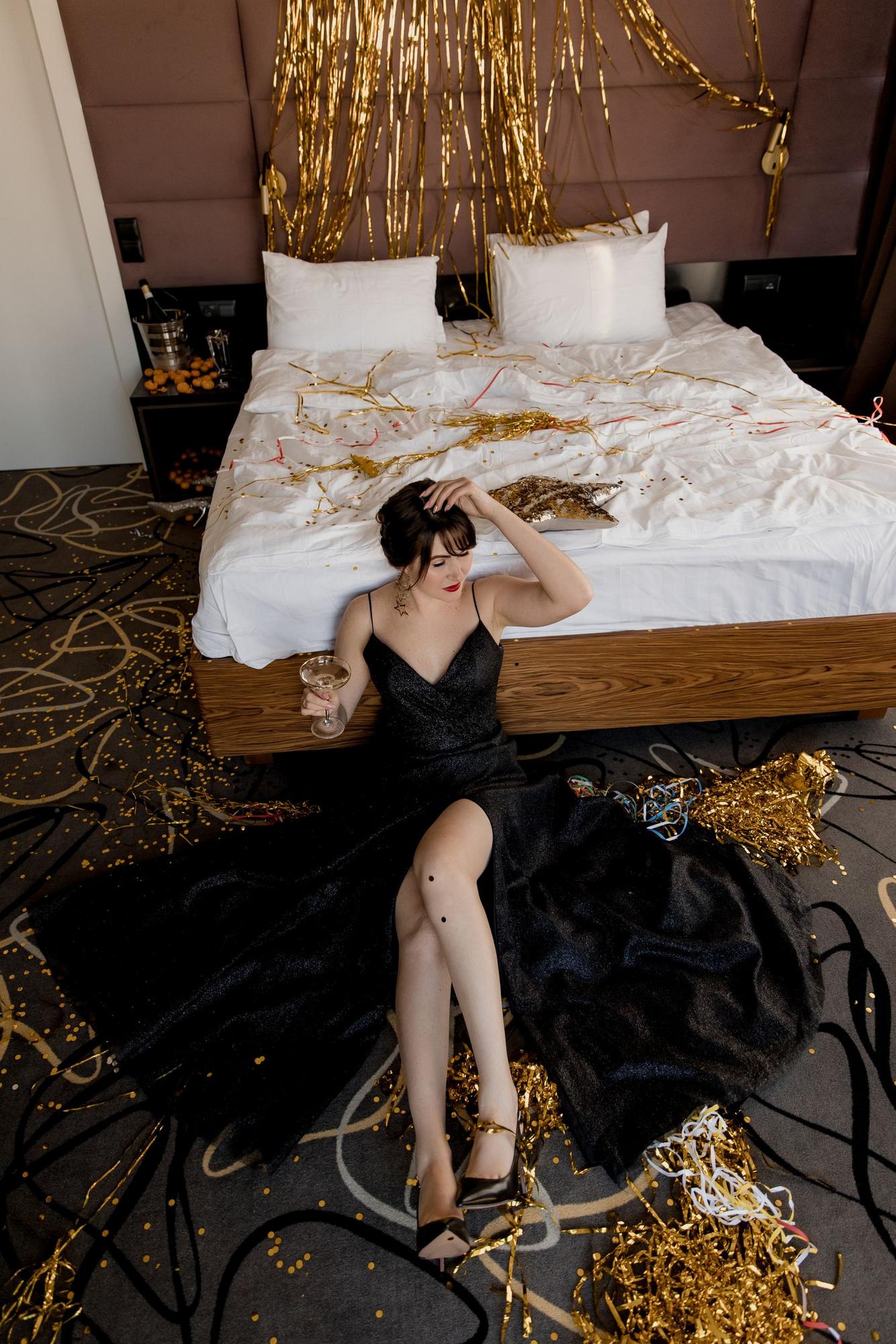 Черное платье глиттер на тонких лямках