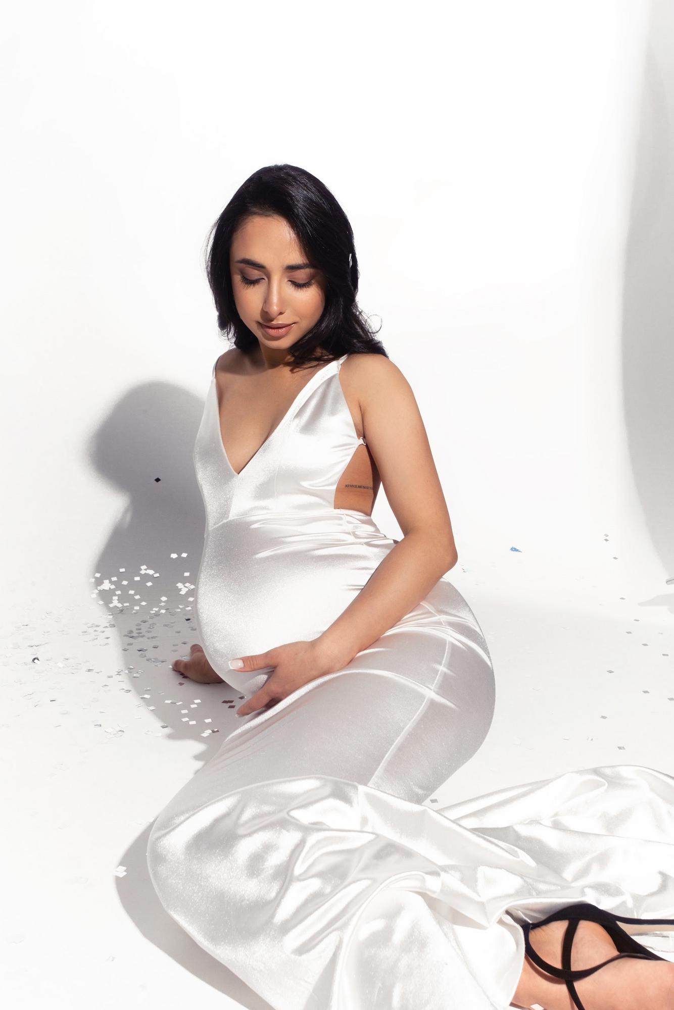 Белое шелковое платье с открытой спиной