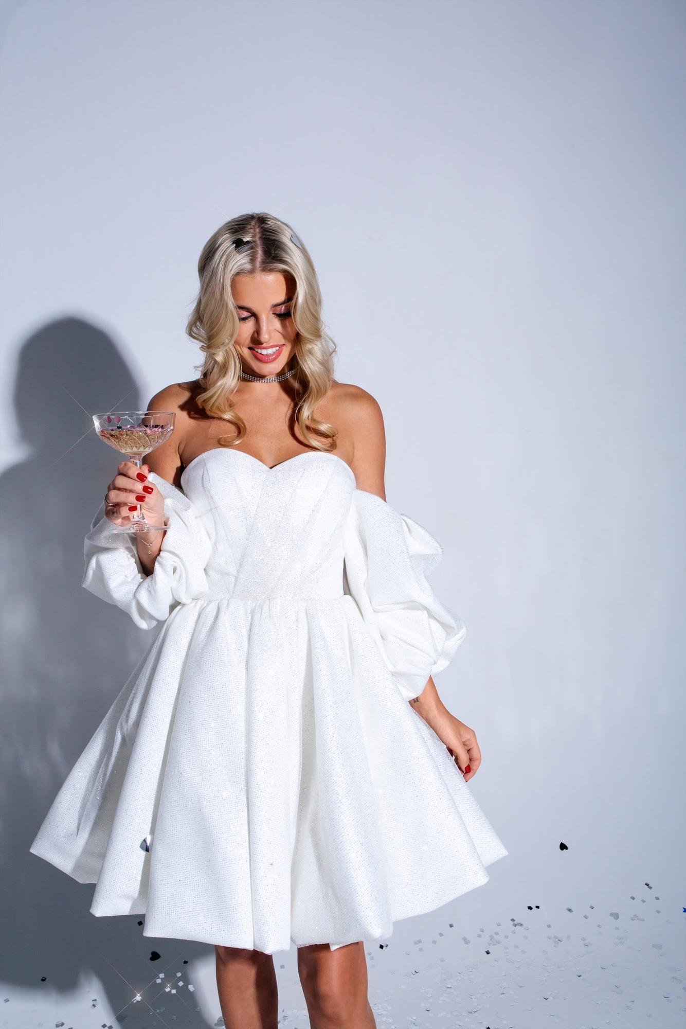 Белое короткое глиттер объемные рукава