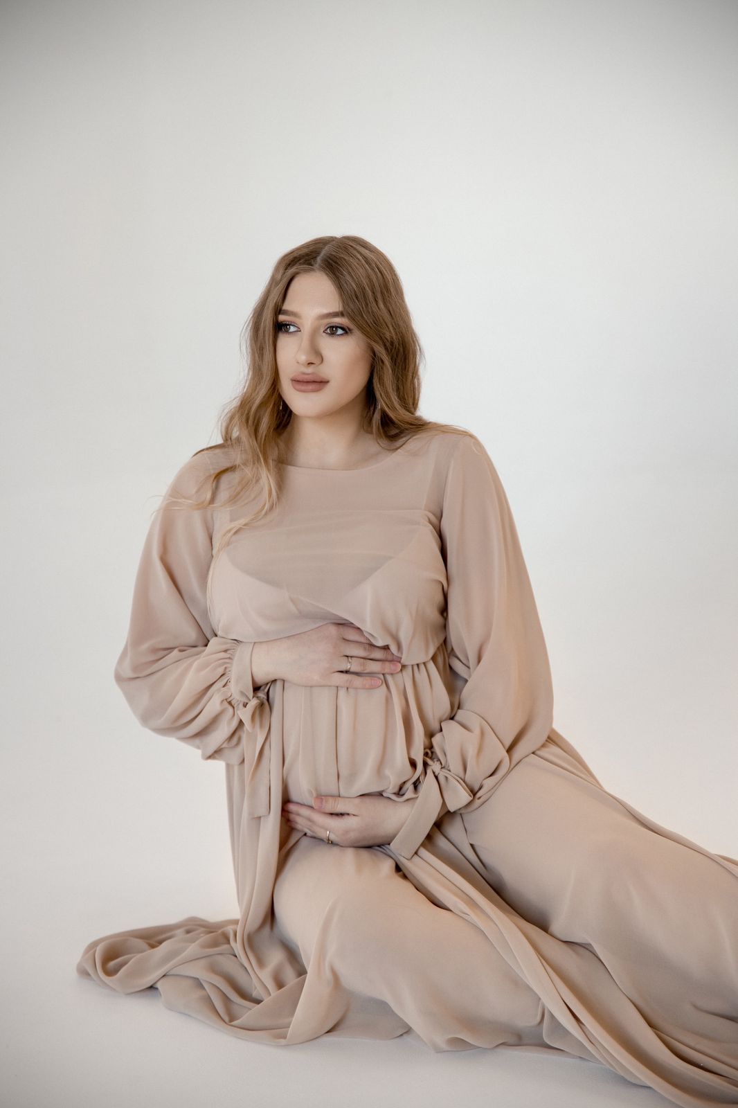 Бежевое шифоновое платье рукава фонарики