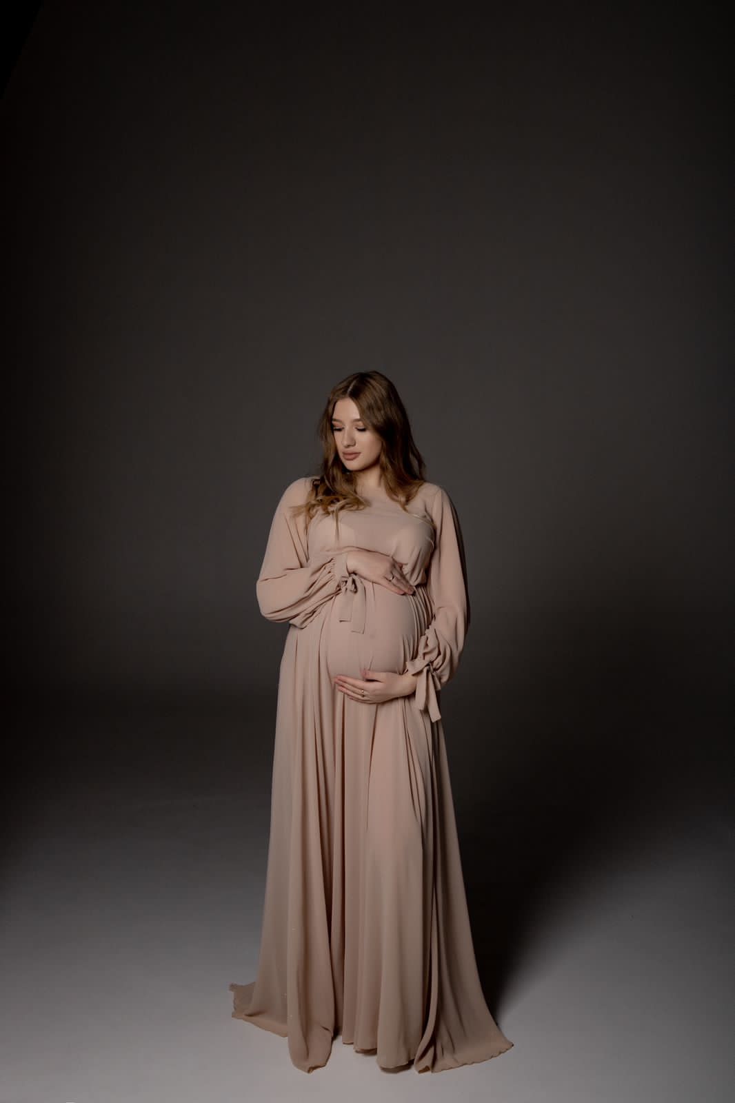 Бежевое шифоновое платье рукава фонарики