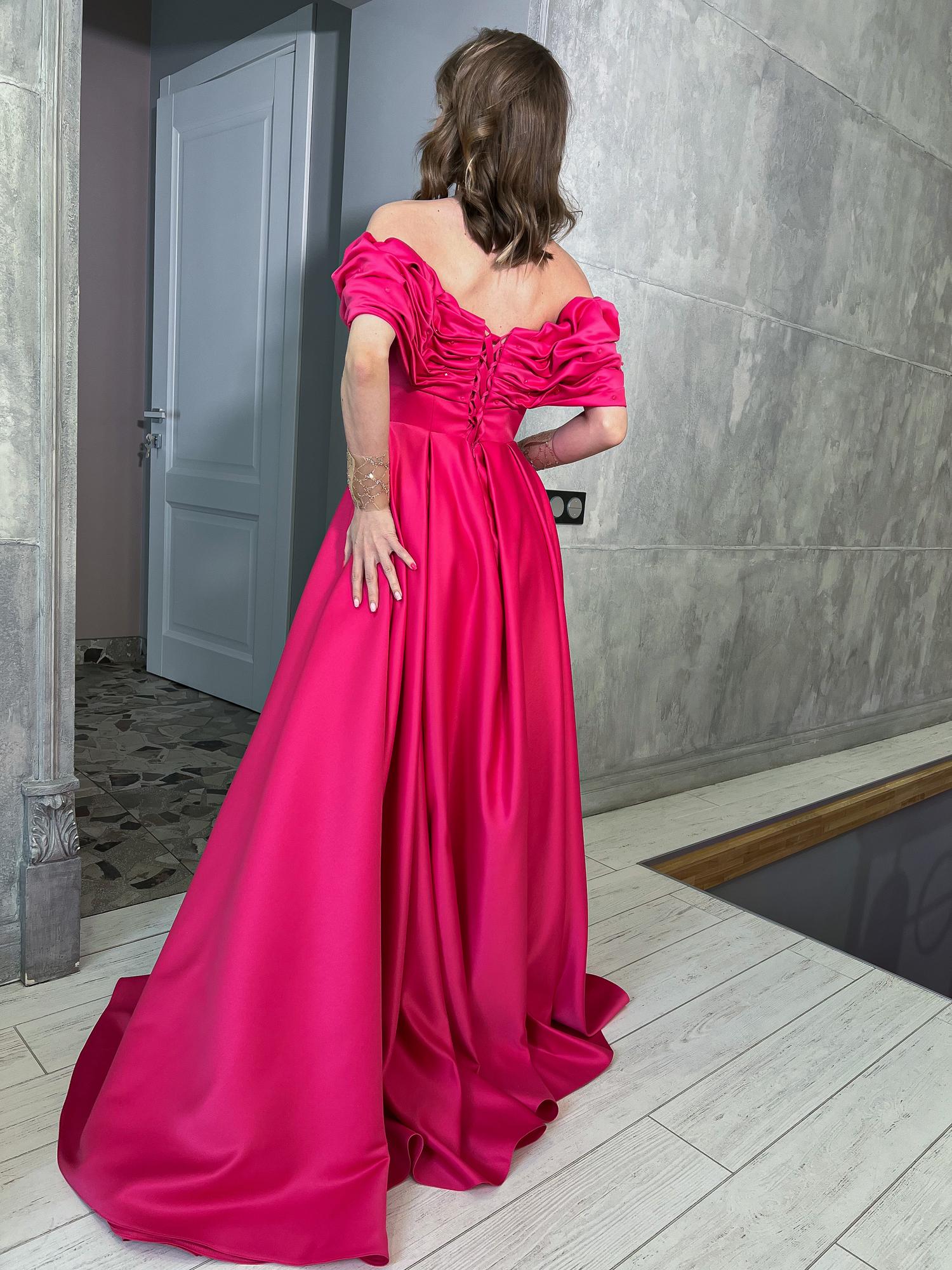 Фуксия атлас сборка вверху с бусинами спущенные плечи