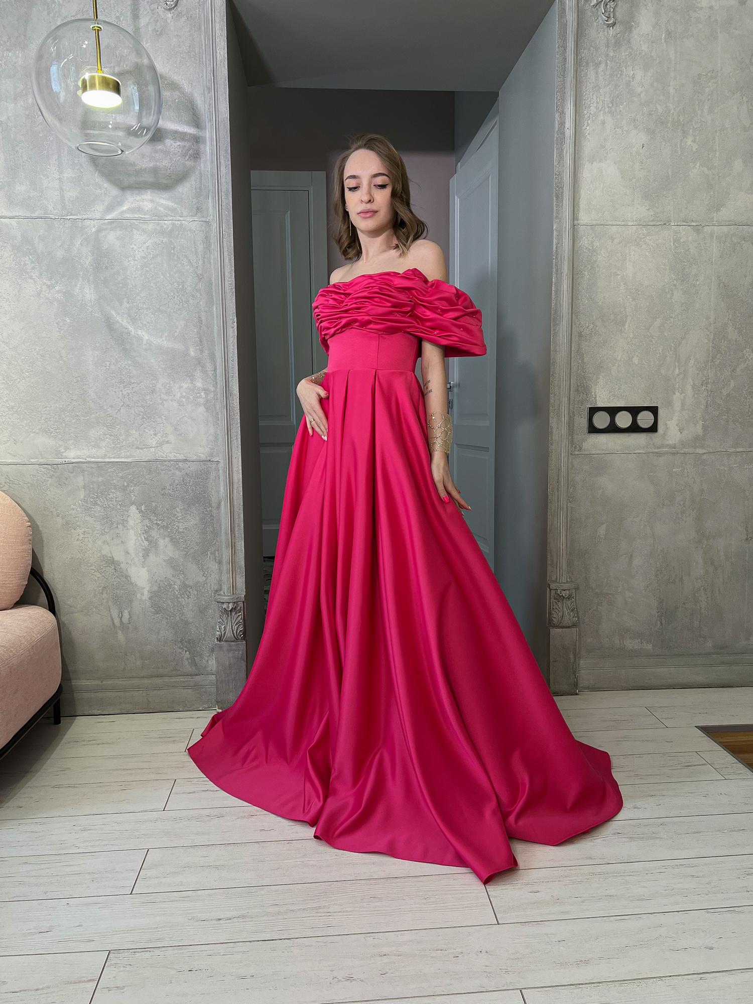 Фуксия атлас сборка вверху с бусинами спущенные плечи