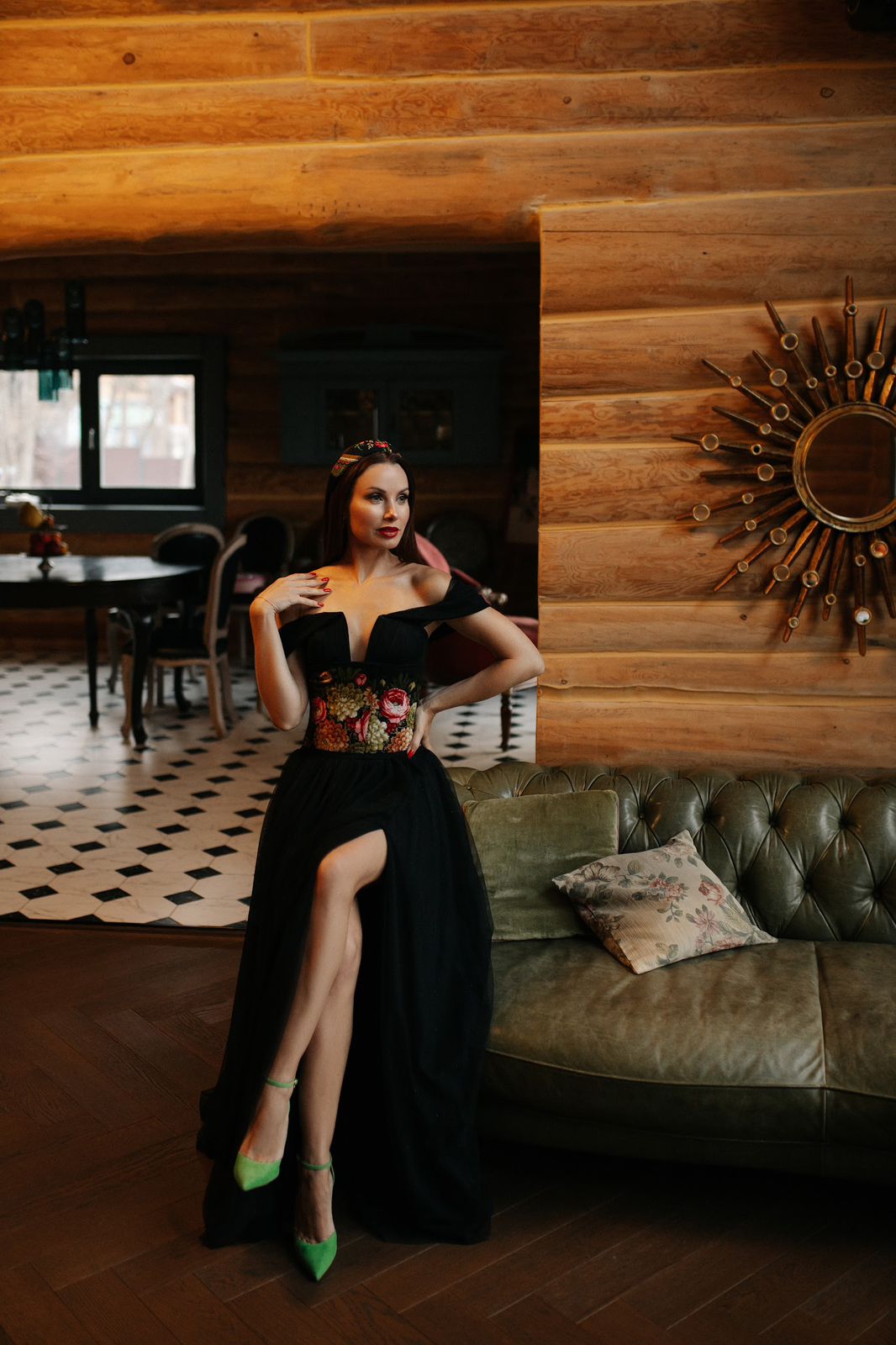 Черное платье глиттер разрез спущенные плечи