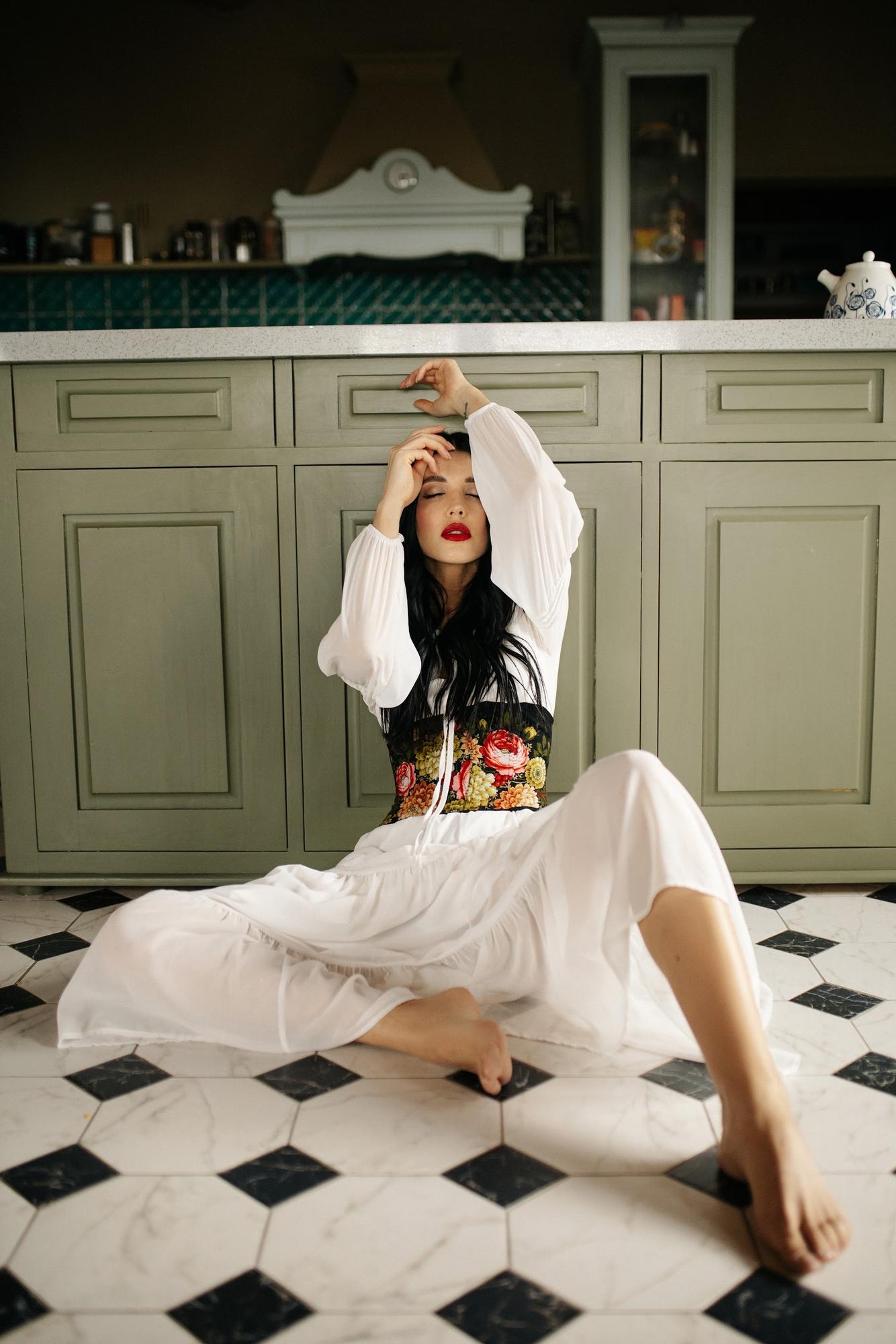 Шифоновое миди платье с рукавом