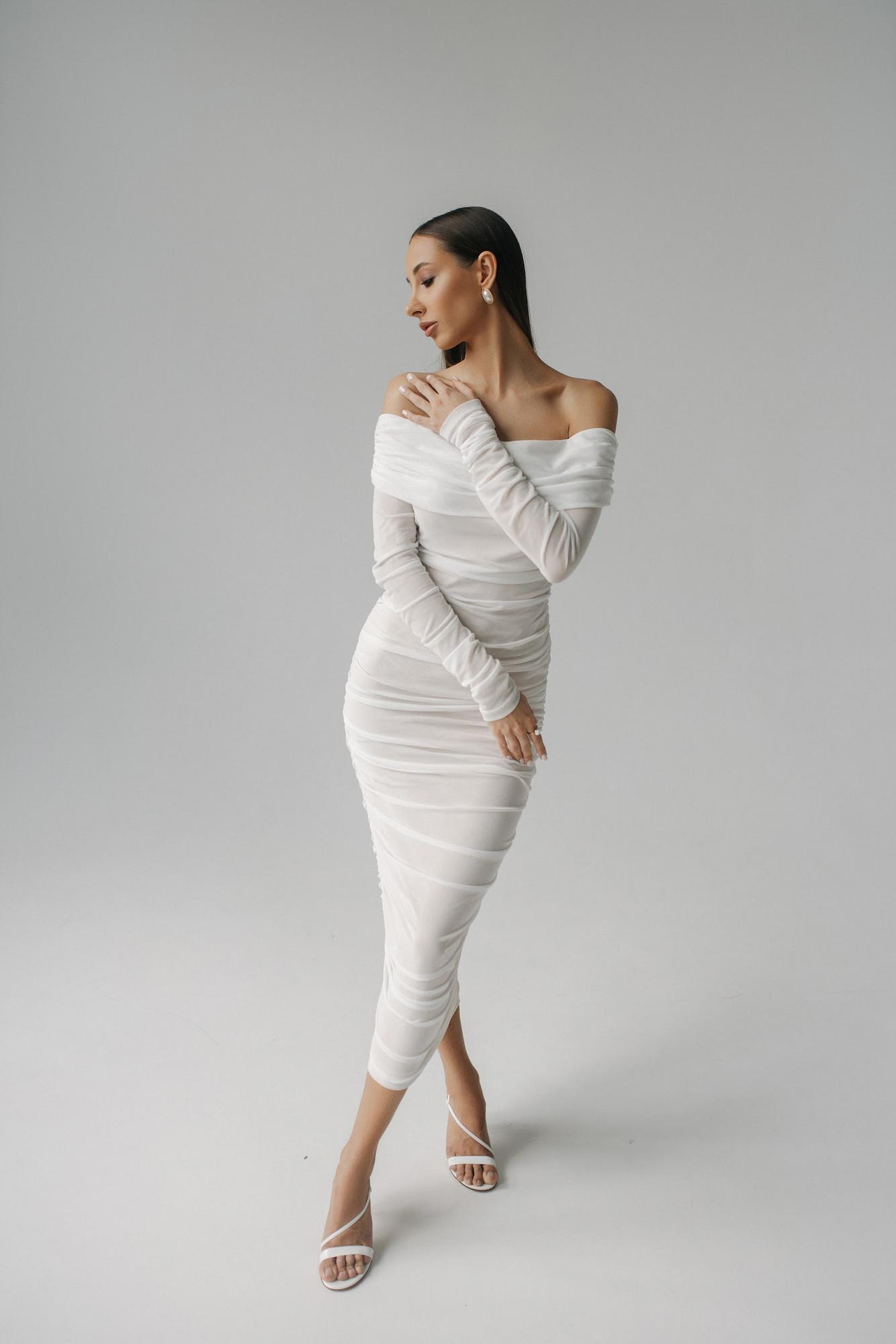 Молочное с рукавом, фатин гармошкой миди