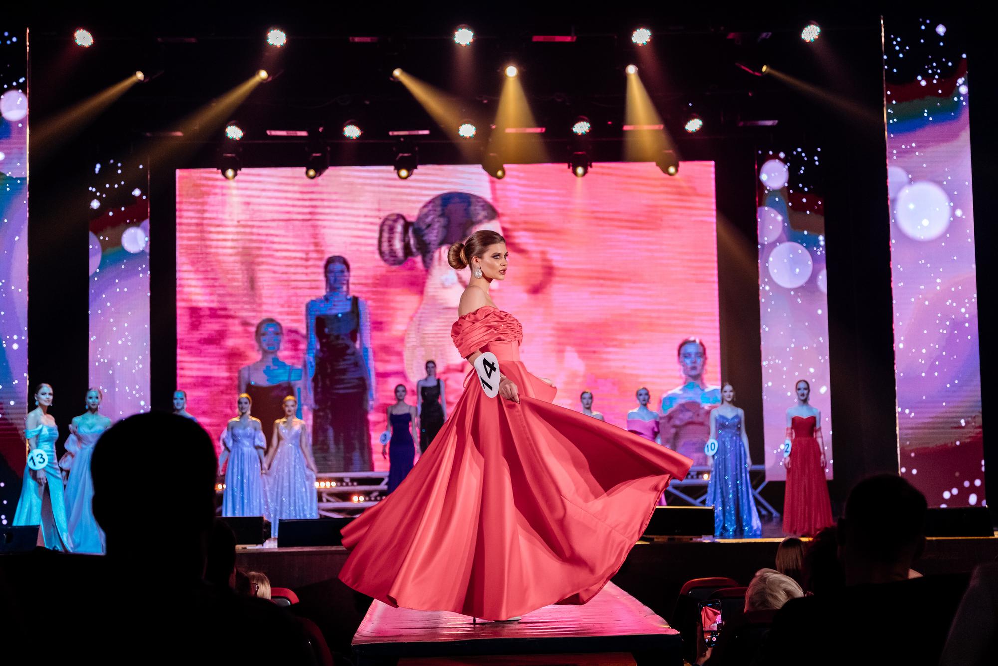 Фуксия атлас сборка вверху с бусинами спущенные плечи