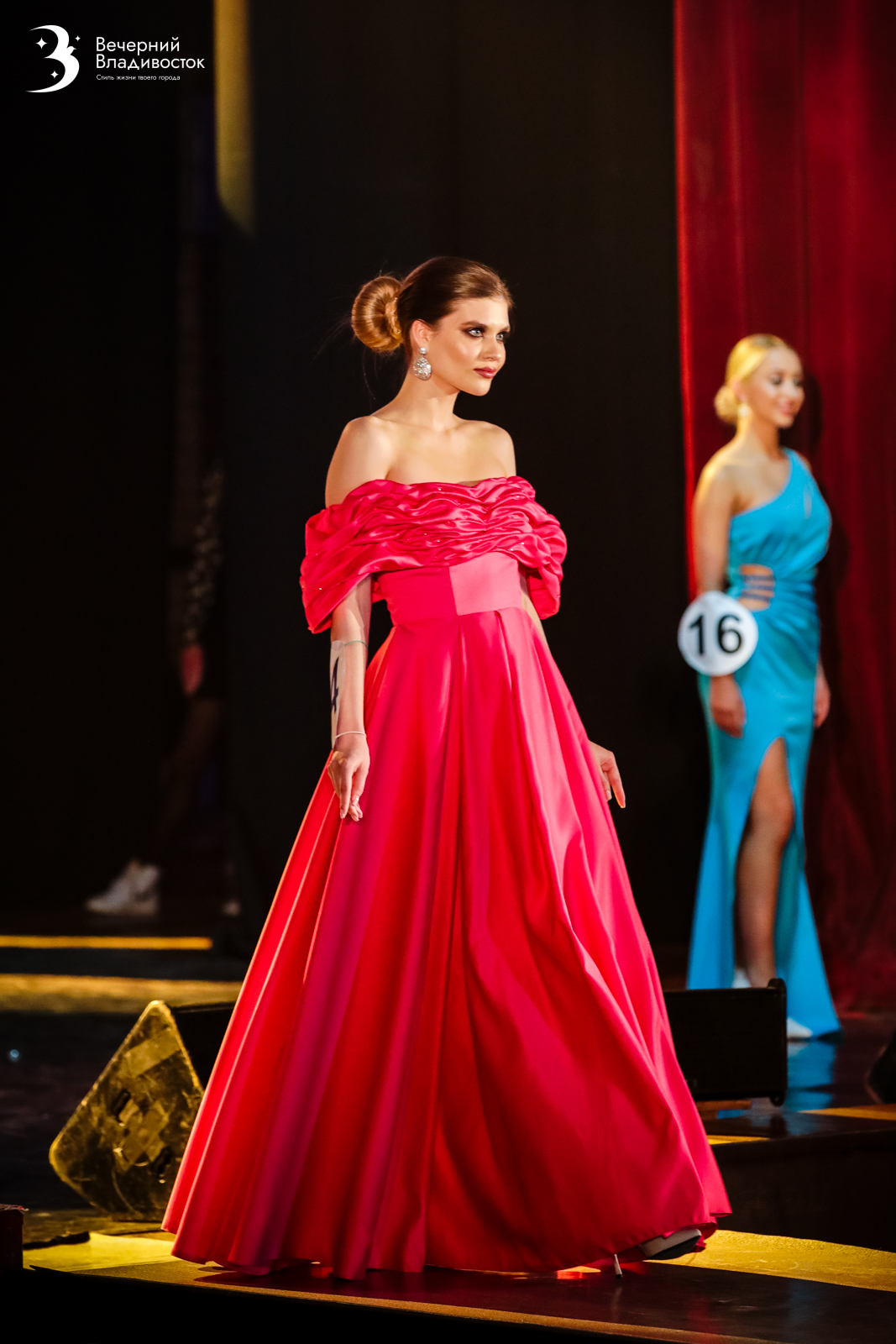 Фуксия атлас сборка вверху с бусинами спущенные плечи