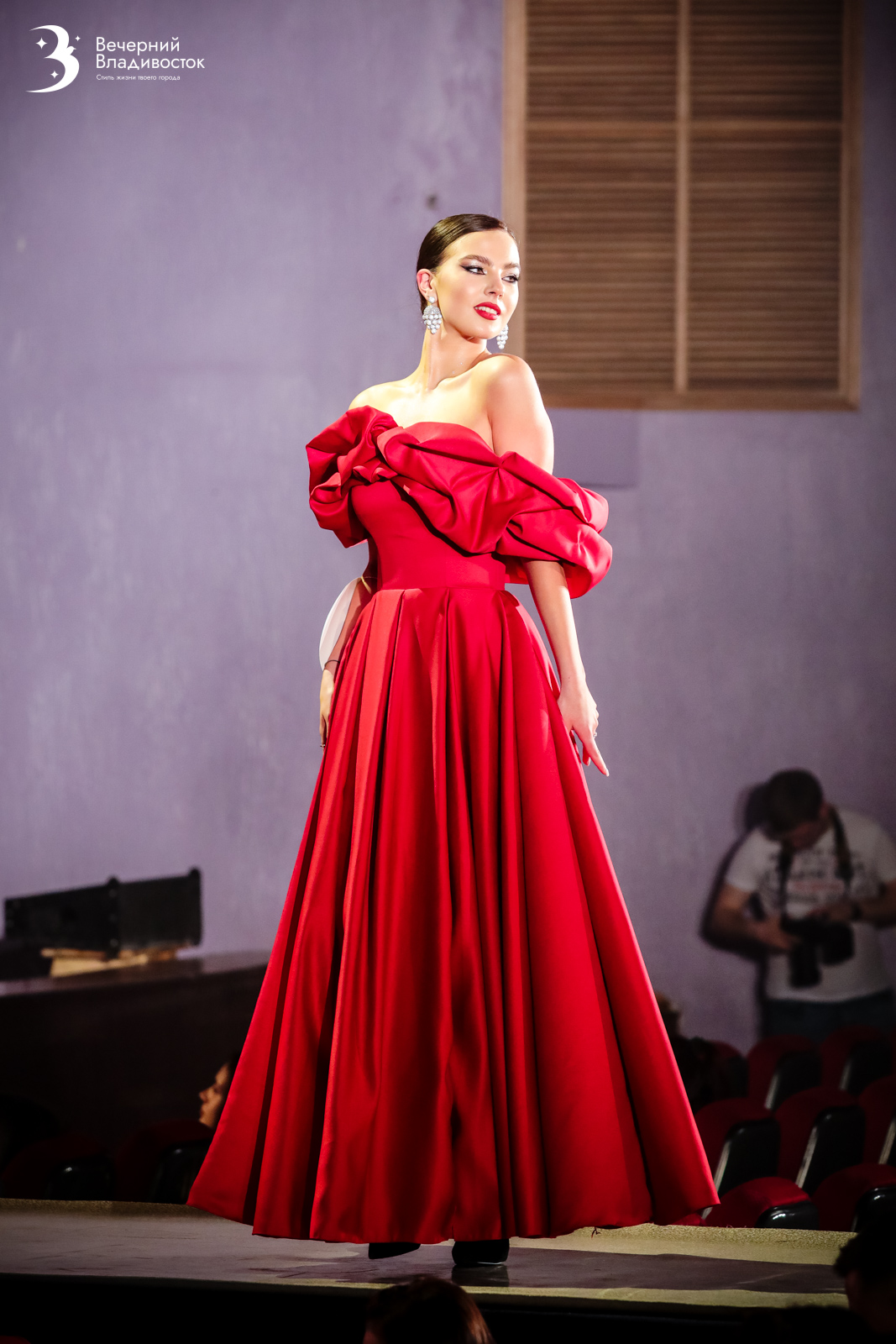 Красное атлас сборка вверху спущенные плечи